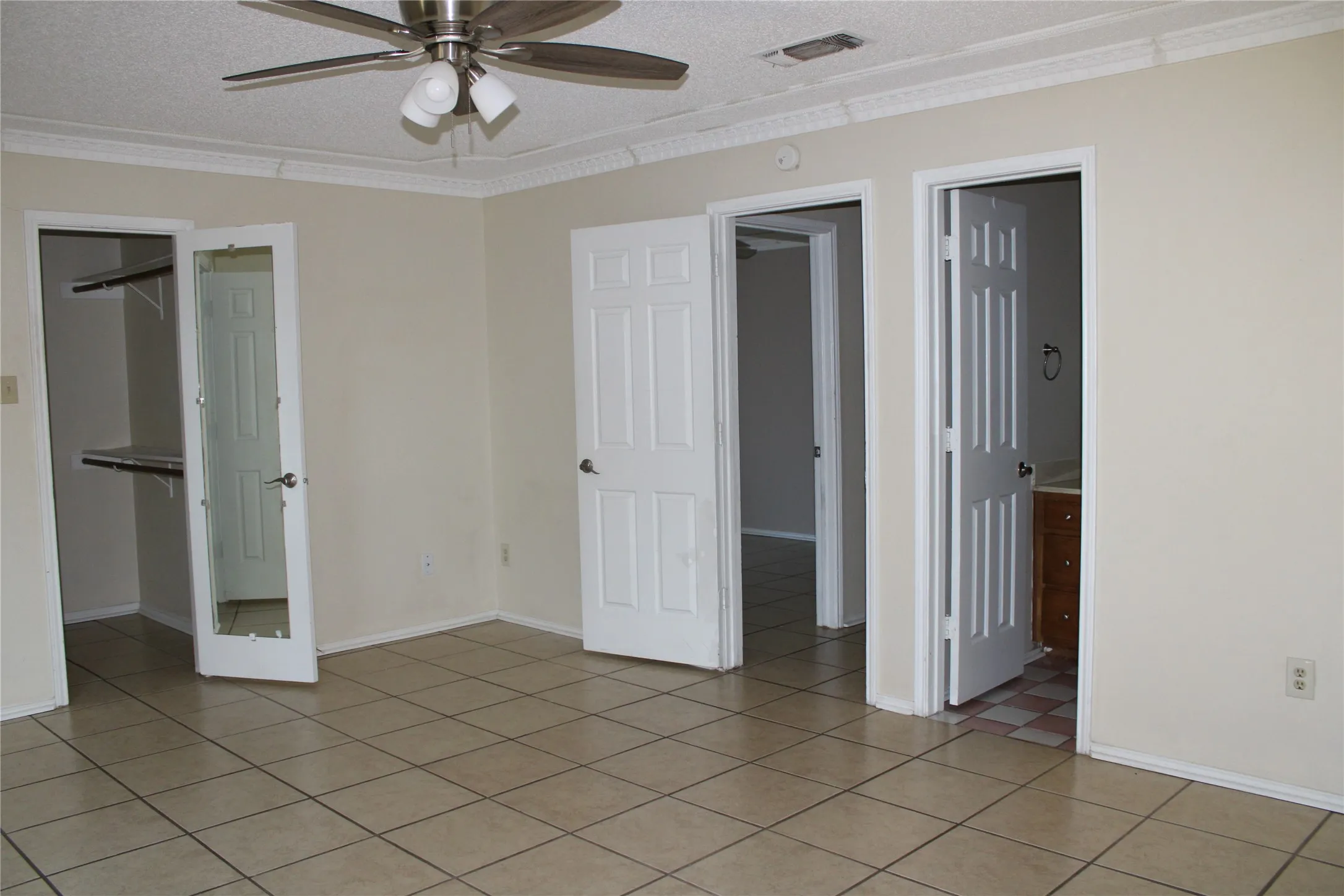 Duplex For Sale in Johnson County , 613 Renfro Street, Burleson, Texas 76028, 5 Bedroom, 4 Bathroom, 1 Garage spaces, 2,256 Sqft, built in 1981, Preowned, mls#21159866, Real Estate Agent in Burleson, Homes For Sale in Johnson county, Homes For Sale in Burleson, Realtor in Burleson Texas, Real Estate Brokerage Independent Realty Texas, Luminita Cordes Realtor