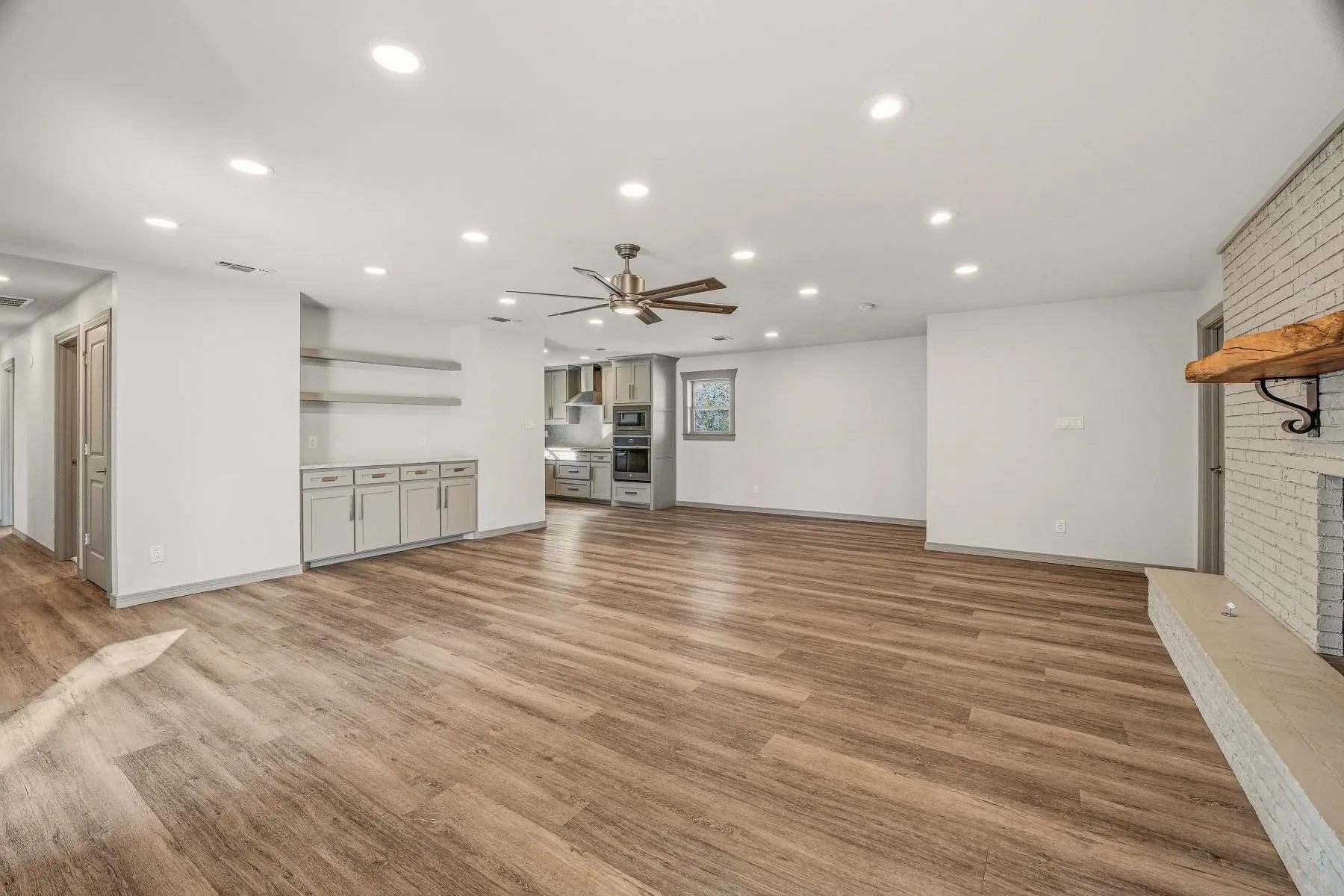Single Family Residence For Sale in Palo Pinto County , 7 NW Ann Road, Mineral Wells, Texas 76067, 3 Bedroom, 2 Bathroom, 2 Garage spaces, 1,644 Sqft, built in 1965, Preowned, mls#21159535, Real Estate Agent in Mineral Wells, Homes For Sale in Palo Pinto county, Homes For Sale in Mineral Wells, Realtor in Mineral Wells Texas, Real Estate Brokerage Independent Realty Texas, Luminita Cordes Realtor