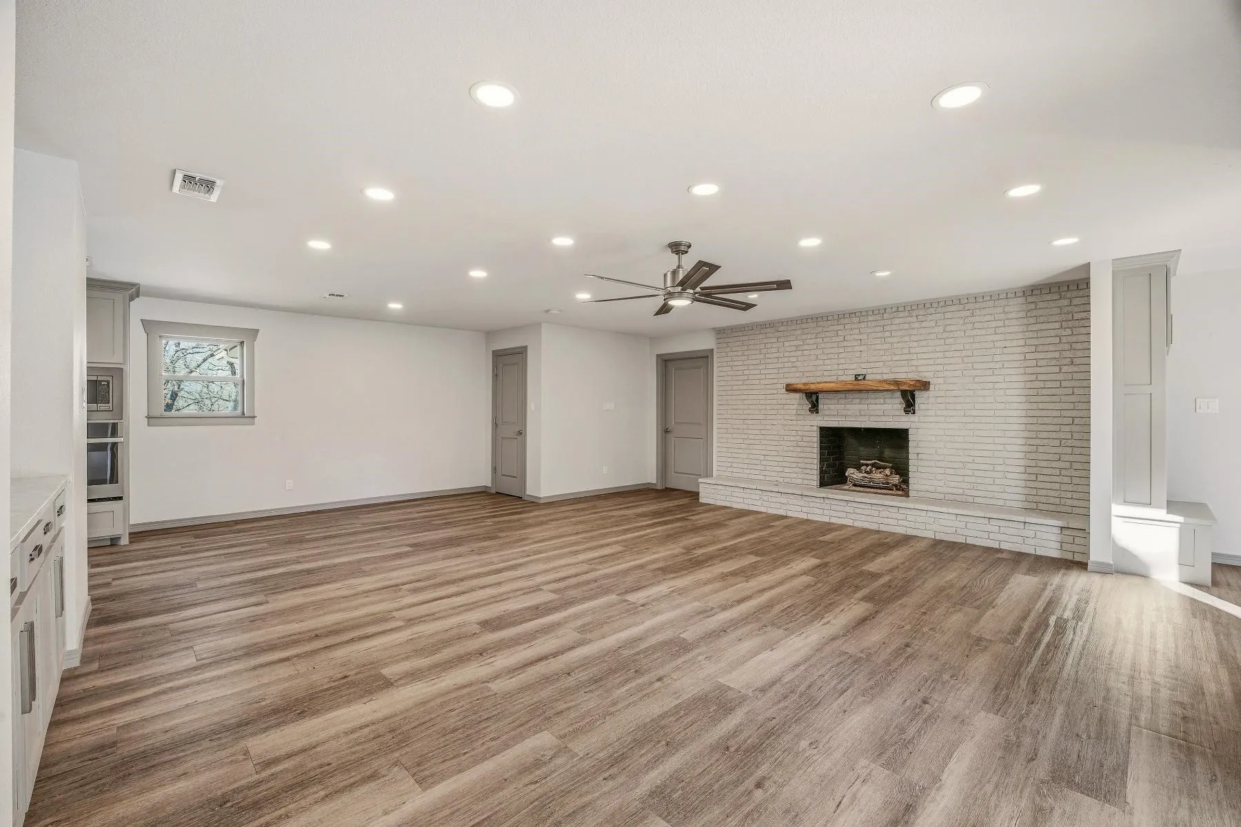 Single Family Residence For Sale in Palo Pinto County , 7 NW Ann Road, Mineral Wells, Texas 76067, 3 Bedroom, 2 Bathroom, 2 Garage spaces, 1,644 Sqft, built in 1965, Preowned, mls#21159535, Real Estate Agent in Mineral Wells, Homes For Sale in Palo Pinto county, Homes For Sale in Mineral Wells, Realtor in Mineral Wells Texas, Real Estate Brokerage Independent Realty Texas, Luminita Cordes Realtor