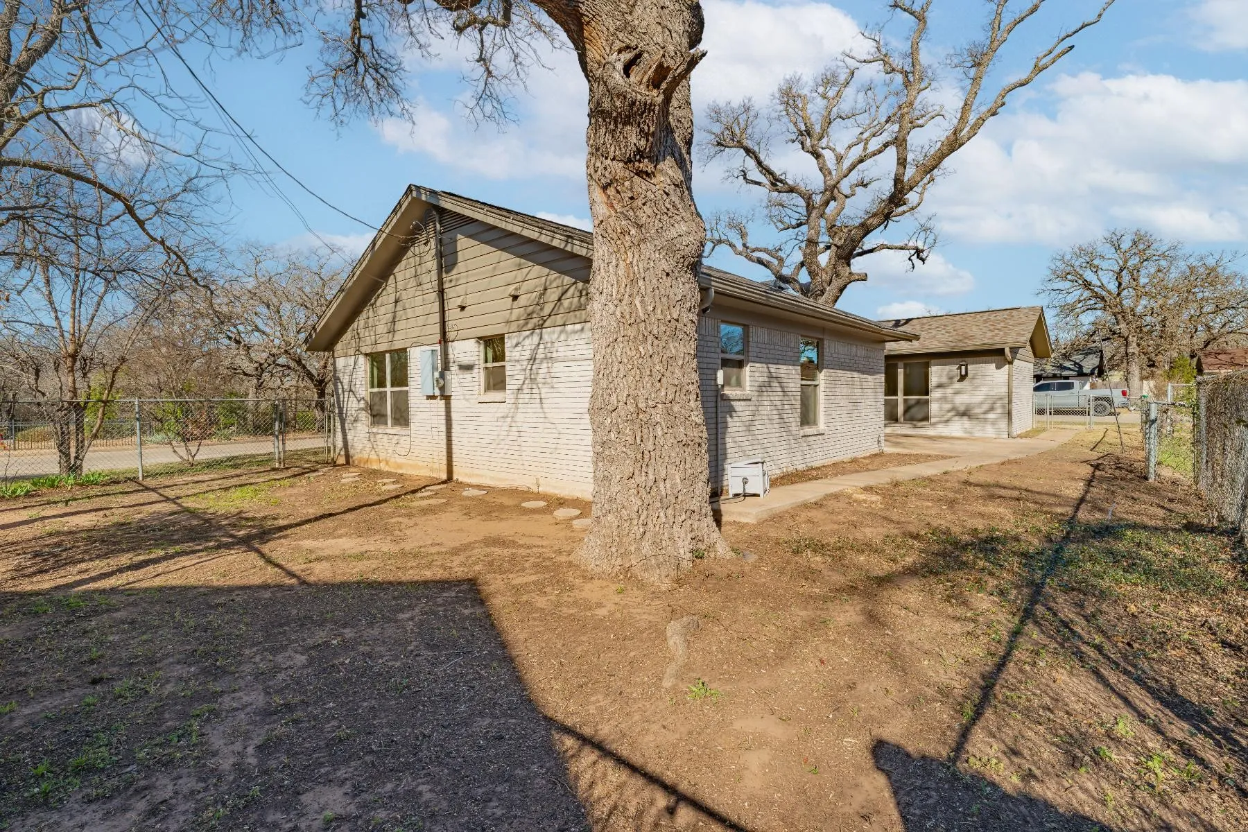 Single Family Residence For Sale in Palo Pinto County , 7 NW Ann Road, Mineral Wells, Texas 76067, 3 Bedroom, 2 Bathroom, 2 Garage spaces, 1,644 Sqft, built in 1965, Preowned, mls#21159535, Real Estate Agent in Mineral Wells, Homes For Sale in Palo Pinto county, Homes For Sale in Mineral Wells, Realtor in Mineral Wells Texas, Real Estate Brokerage Independent Realty Texas, Luminita Cordes Realtor