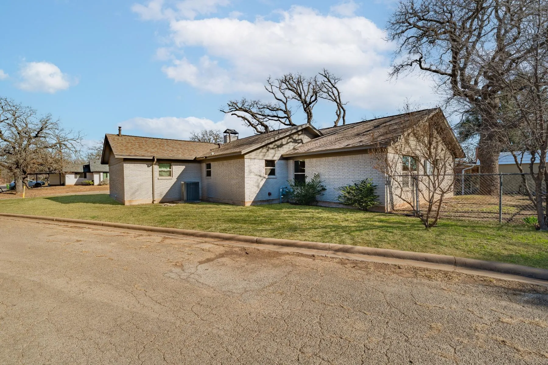 Single Family Residence For Sale in Palo Pinto County , 7 NW Ann Road, Mineral Wells, Texas 76067, 3 Bedroom, 2 Bathroom, 2 Garage spaces, 1,644 Sqft, built in 1965, Preowned, mls#21159535, Real Estate Agent in Mineral Wells, Homes For Sale in Palo Pinto county, Homes For Sale in Mineral Wells, Realtor in Mineral Wells Texas, Real Estate Brokerage Independent Realty Texas, Luminita Cordes Realtor