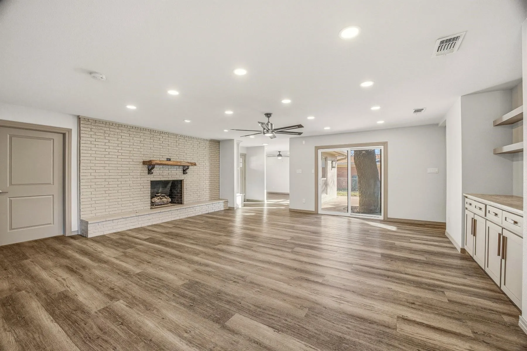 Single Family Residence For Sale in Palo Pinto County , 7 NW Ann Road, Mineral Wells, Texas 76067, 3 Bedroom, 2 Bathroom, 2 Garage spaces, 1,644 Sqft, built in 1965, Preowned, mls#21159535, Real Estate Agent in Mineral Wells, Homes For Sale in Palo Pinto county, Homes For Sale in Mineral Wells, Realtor in Mineral Wells Texas, Real Estate Brokerage Independent Realty Texas, Luminita Cordes Realtor