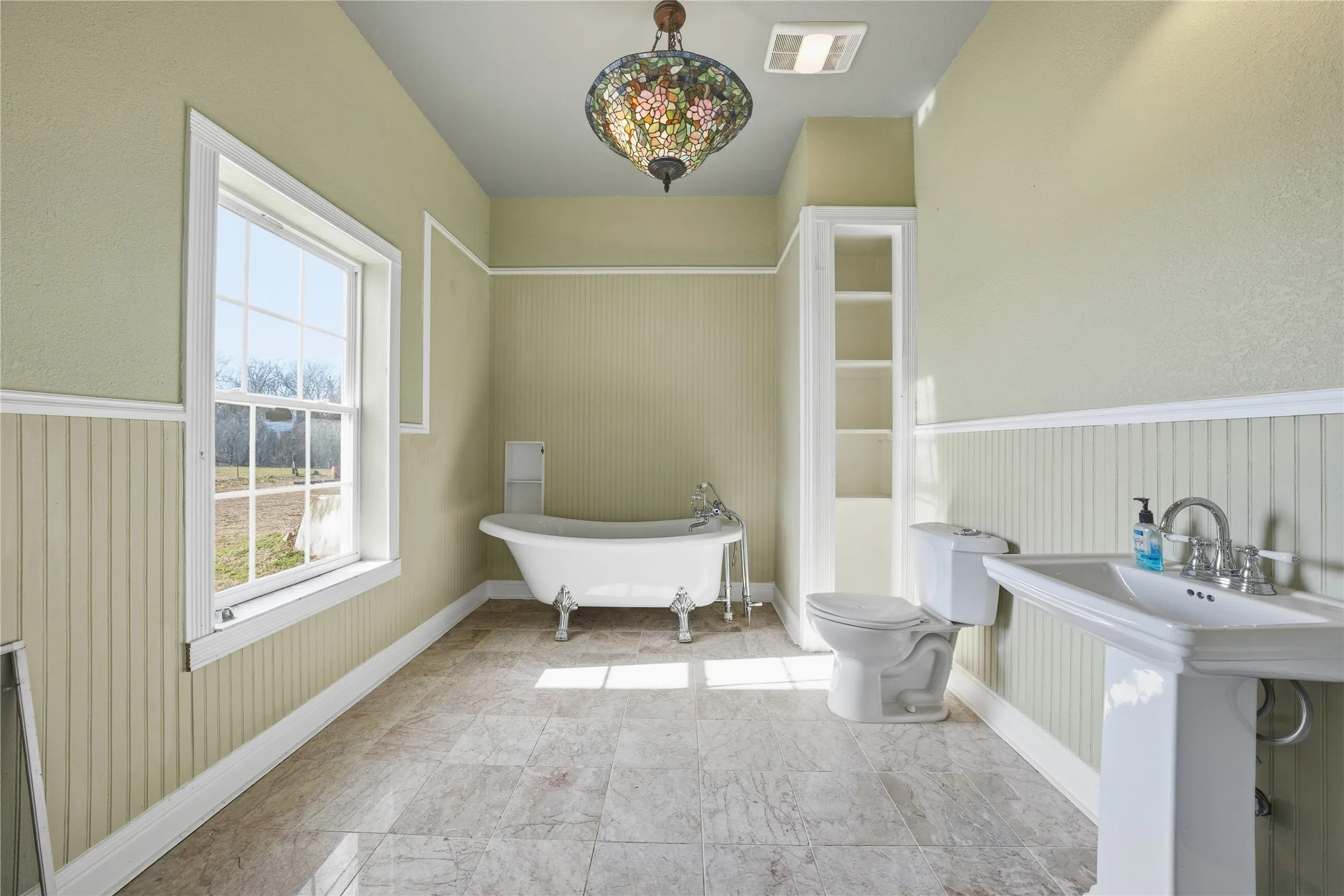 Single Family Residence For Sale in Van Zandt County , 8640 State Highway 198, Canton, Texas 75103, 3 Bedrooms, 3 Bathrooms, 3 Garage spaces, 2,100 Sqft, built in 1940, Preowned, Price $899,900, mls#21159578, Real Estate Agent in Canton, Homes For Sale in Van Zandt county, Homes For Sale in Canton, Realtor in Canton Texas, Real Estate Brokerage Independent Realty Texas, Luminita Cordes Realtor