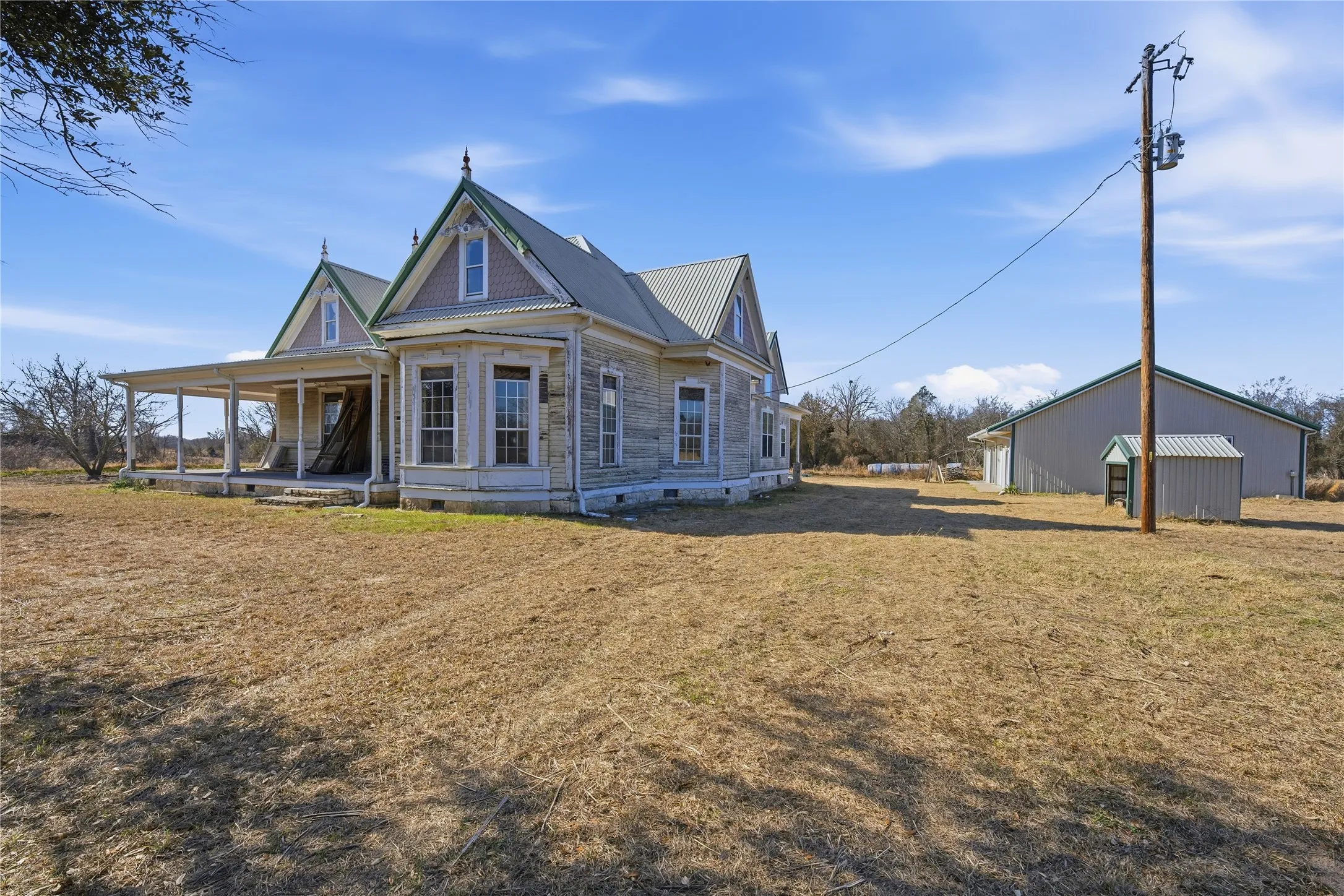 Single Family Residence For Sale in Van Zandt County , 8640 State Highway 198, Canton, Texas 75103, 3 Bedrooms, 3 Bathrooms, 3 Garage spaces, 2,100 Sqft, built in 1940, Preowned, Price $899,900, mls#21159578, Real Estate Agent in Canton, Homes For Sale in Van Zandt county, Homes For Sale in Canton, Realtor in Canton Texas, Real Estate Brokerage Independent Realty Texas, Luminita Cordes Realtor