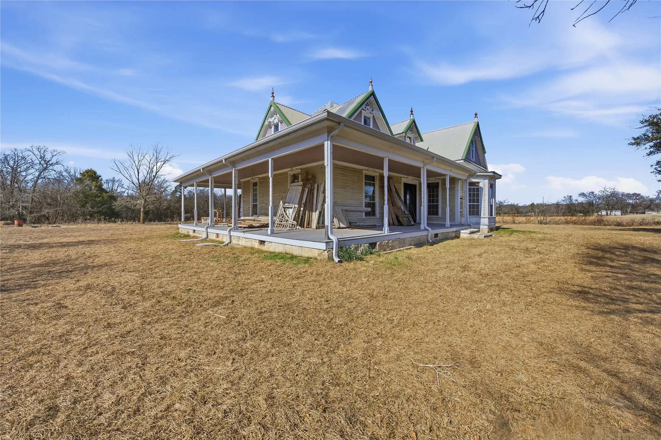 Single Family Residence For Sale in Van Zandt County , 8640 State Highway 198, Canton, Texas 75103, 3 Bedrooms, 3 Bathrooms, 3 Garage spaces, 2,100 Sqft, built in 1940, Preowned, Price $899,900, mls#21159578, Real Estate Agent in Canton, Homes For Sale in Van Zandt county, Homes For Sale in Canton, Realtor in Canton Texas, Real Estate Brokerage Independent Realty Texas, Luminita Cordes Realtor