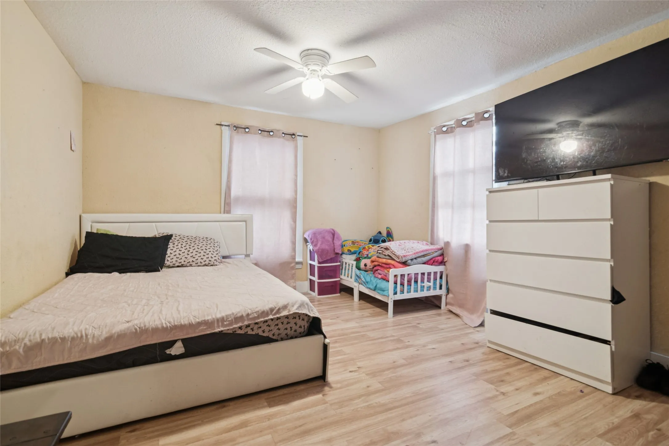 Single Family Residence For Sale in Kaufman County , 805 E 11th Street, Kemp, Texas 75143, 3 Bedroom, 2 Bathroom, Garage spaces, 1,100 Sqft, built in 1900, mls#21160127, Real Estate Agent in Kemp, Homes For Sale in Kaufman county, Homes For Sale in Kemp, Realtor in Kemp Texas, Real Estate Brokerage Independent Realty Texas, Luminita Cordes Realtor