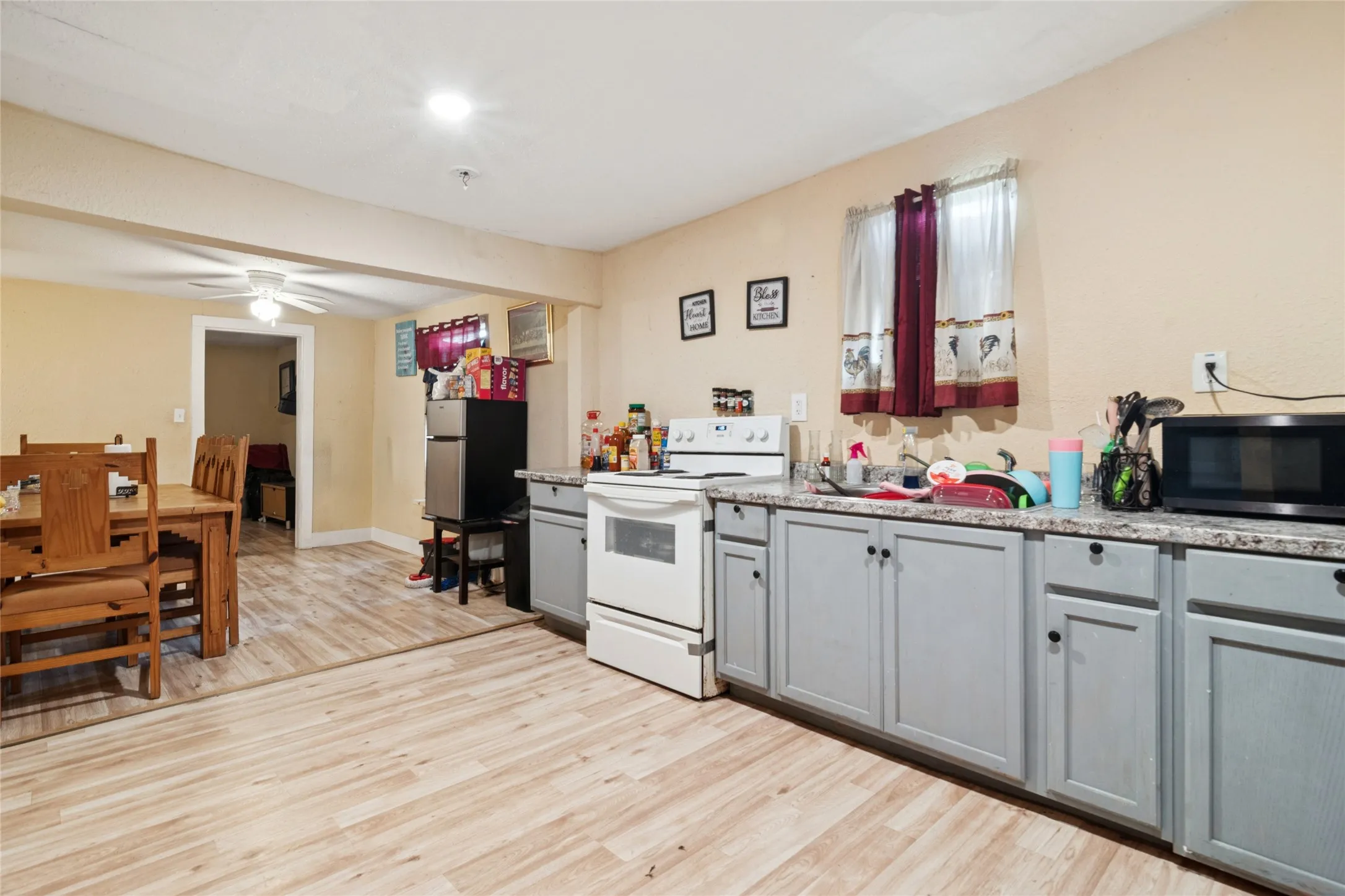 Single Family Residence For Sale in Kaufman County , 805 E 11th Street, Kemp, Texas 75143, 3 Bedroom, 2 Bathroom, Garage spaces, 1,100 Sqft, built in 1900, mls#21160127, Real Estate Agent in Kemp, Homes For Sale in Kaufman county, Homes For Sale in Kemp, Realtor in Kemp Texas, Real Estate Brokerage Independent Realty Texas, Luminita Cordes Realtor