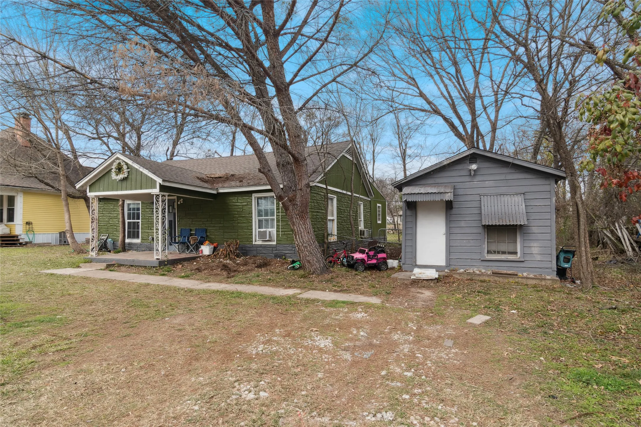 Single Family Residence For Sale in Kaufman County , 805 E 11th Street, Kemp, Texas 75143, 3 Bedroom, 2 Bathroom, Garage spaces, 1,100 Sqft, built in 1900, mls#21160127, Real Estate Agent in Kemp, Homes For Sale in Kaufman county, Homes For Sale in Kemp, Realtor in Kemp Texas, Real Estate Brokerage Independent Realty Texas, Luminita Cordes Realtor