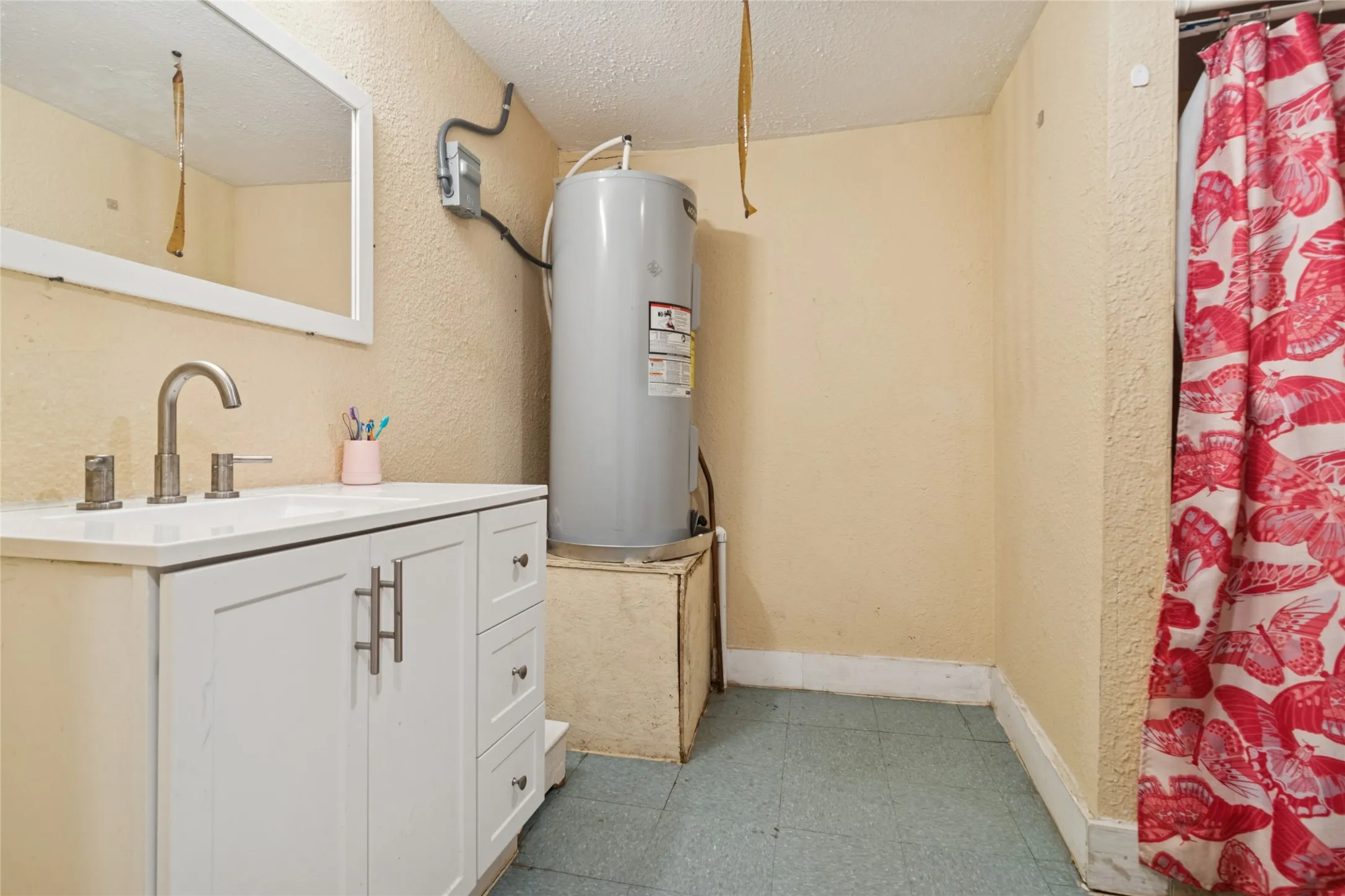 Single Family Residence For Sale in Kaufman County , 805 E 11th Street, Kemp, Texas 75143, 3 Bedroom, 2 Bathroom, Garage spaces, 1,100 Sqft, built in 1900, mls#21160127, Real Estate Agent in Kemp, Homes For Sale in Kaufman county, Homes For Sale in Kemp, Realtor in Kemp Texas, Real Estate Brokerage Independent Realty Texas, Luminita Cordes Realtor