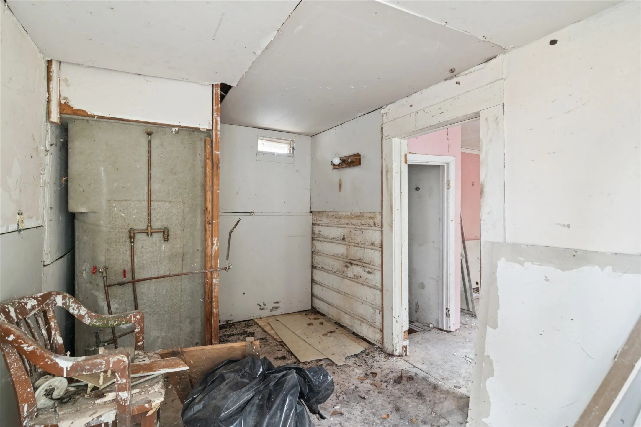Single Family Residence For Sale in Kaufman County , 805 E 11th Street, Kemp, Texas 75143, 3 Bedroom, 2 Bathroom, Garage spaces, 1,100 Sqft, built in 1900, mls#21160127, Real Estate Agent in Kemp, Homes For Sale in Kaufman county, Homes For Sale in Kemp, Realtor in Kemp Texas, Real Estate Brokerage Independent Realty Texas, Luminita Cordes Realtor