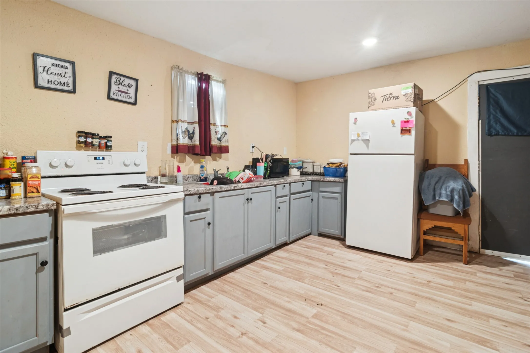 Single Family Residence For Sale in Kaufman County , 805 E 11th Street, Kemp, Texas 75143, 3 Bedroom, 2 Bathroom, Garage spaces, 1,100 Sqft, built in 1900, mls#21160127, Real Estate Agent in Kemp, Homes For Sale in Kaufman county, Homes For Sale in Kemp, Realtor in Kemp Texas, Real Estate Brokerage Independent Realty Texas, Luminita Cordes Realtor