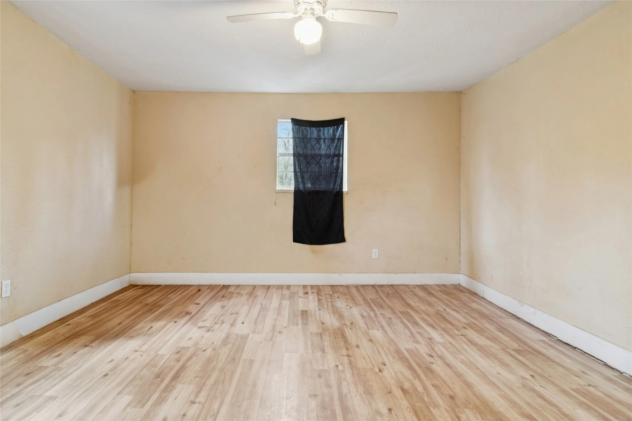 Single Family Residence For Sale in Kaufman County , 805 E 11th Street, Kemp, Texas 75143, 3 Bedroom, 2 Bathroom, Garage spaces, 1,100 Sqft, built in 1900, mls#21160127, Real Estate Agent in Kemp, Homes For Sale in Kaufman county, Homes For Sale in Kemp, Realtor in Kemp Texas, Real Estate Brokerage Independent Realty Texas, Luminita Cordes Realtor