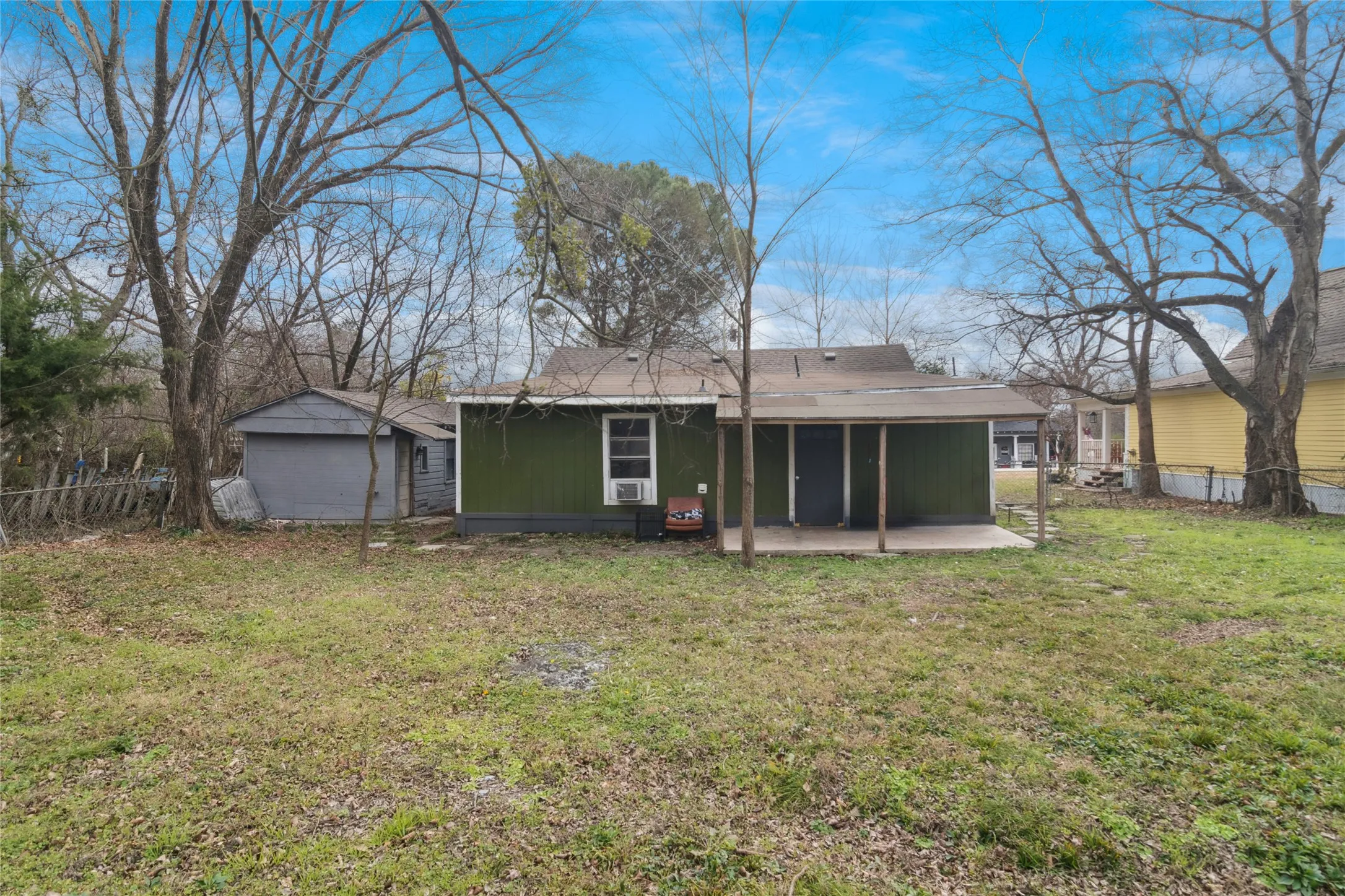 Single Family Residence For Sale in Kaufman County , 805 E 11th Street, Kemp, Texas 75143, 3 Bedroom, 2 Bathroom, Garage spaces, 1,100 Sqft, built in 1900, mls#21160127, Real Estate Agent in Kemp, Homes For Sale in Kaufman county, Homes For Sale in Kemp, Realtor in Kemp Texas, Real Estate Brokerage Independent Realty Texas, Luminita Cordes Realtor