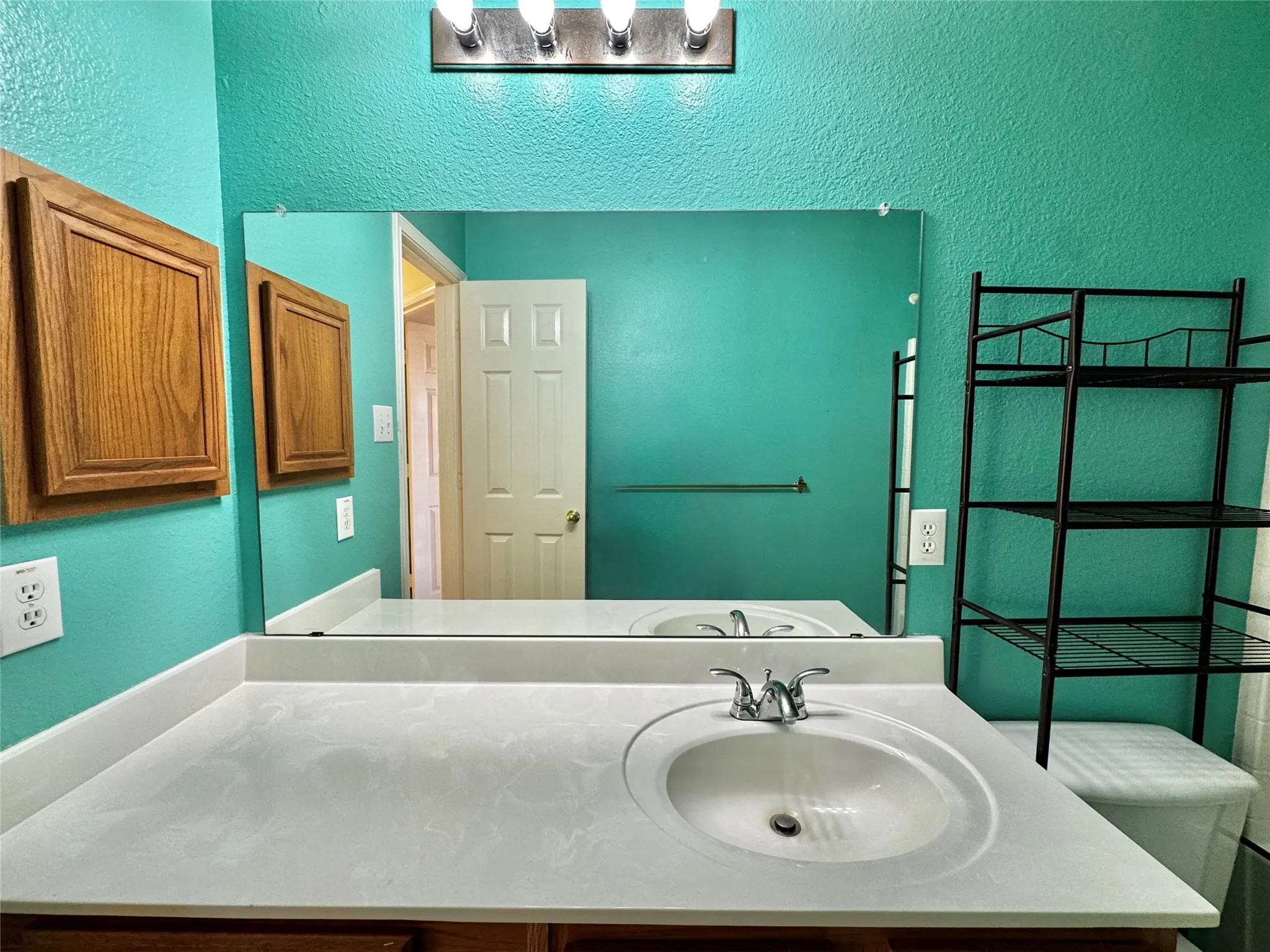 Upstairs Full Bathroom