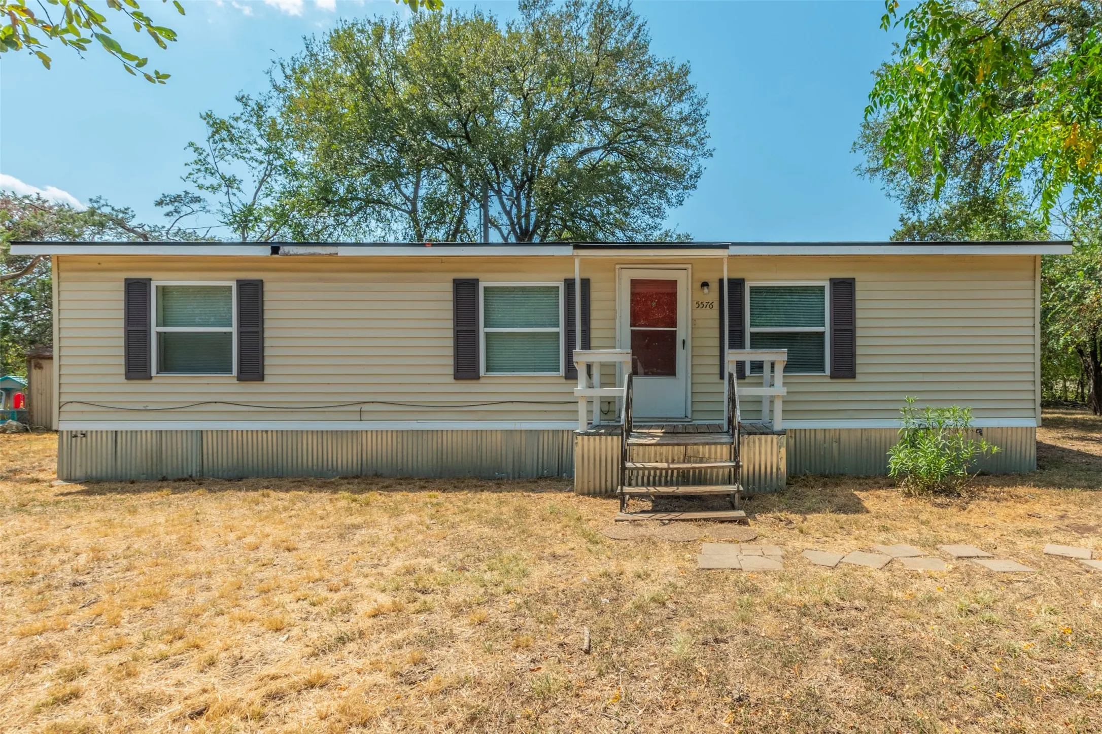 Manufactured / mobile home with a front yard