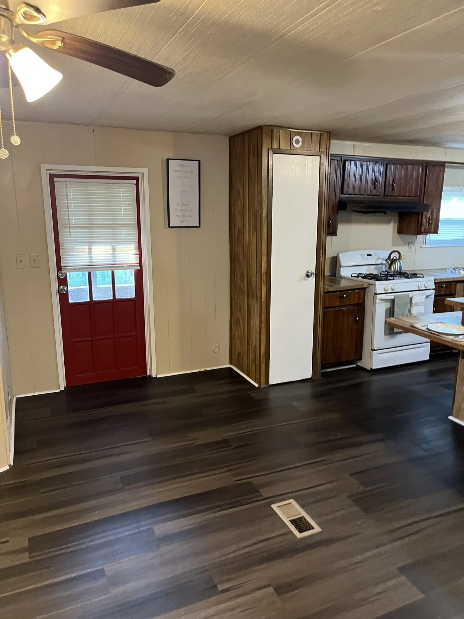 Manufactured Home For Sale in Bell County , 5576 Helm ln, Temple, Texas 76502, 3 Bedroom, 2 Bathroom, Garage spaces, 1,232 Sqft, built in 1982, Preowned, mls#21159839, Real Estate Agent in Temple, Homes For Sale in Bell county, Homes For Sale in Temple, Realtor in Temple Texas, Real Estate Brokerage Independent Realty Texas, Luminita Cordes Realtor