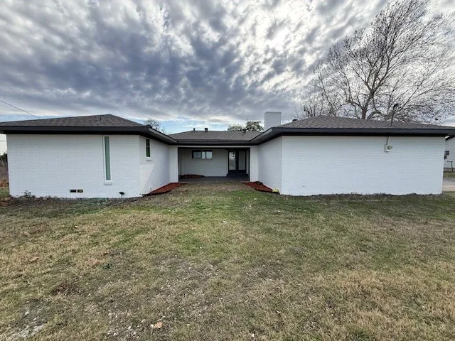 Single Family Residence For Sale in Collin County , 1010 Business 78, Farmersville, Texas 75442, 4 Bedroom, 3 Bathroom, 2 Garage spaces, 2,301 Sqft, built in 1970, mls#21159832, Real Estate Agent in Farmersville, Homes For Sale in Collin county, Homes For Sale in Farmersville, Realtor in Farmersville Texas, Real Estate Brokerage Independent Realty Texas, Luminita Cordes Realtor