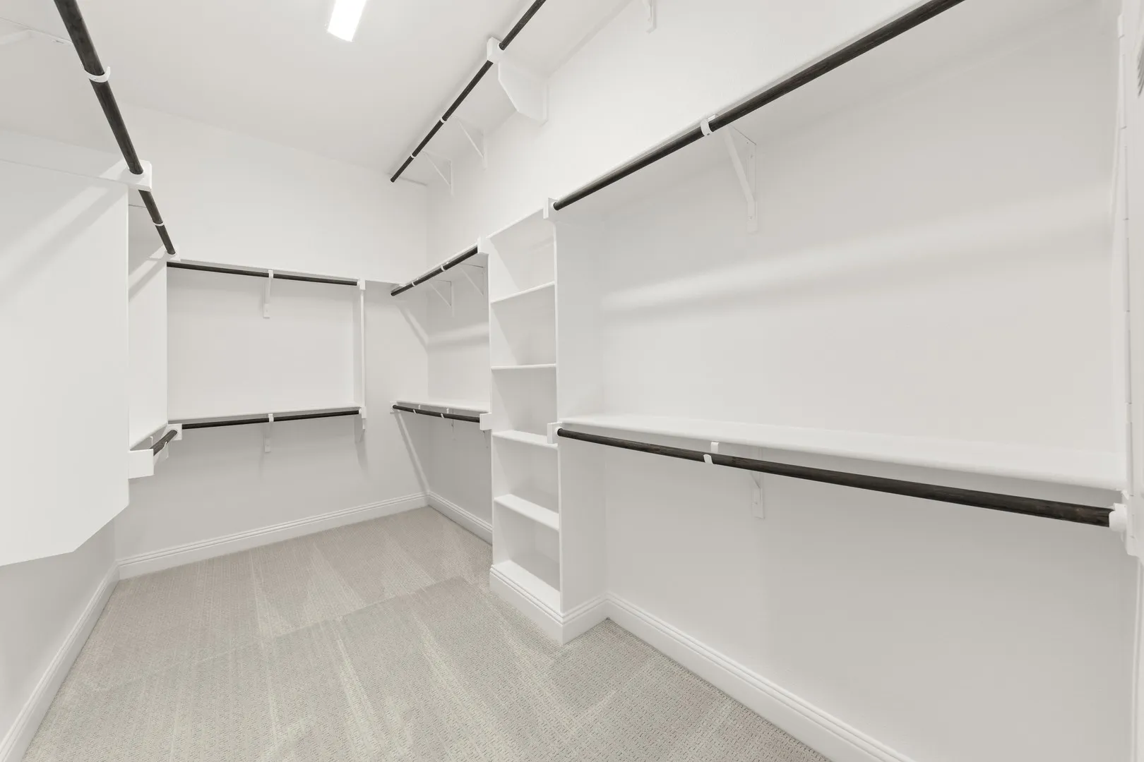 24. 3209 Agnew - Closet