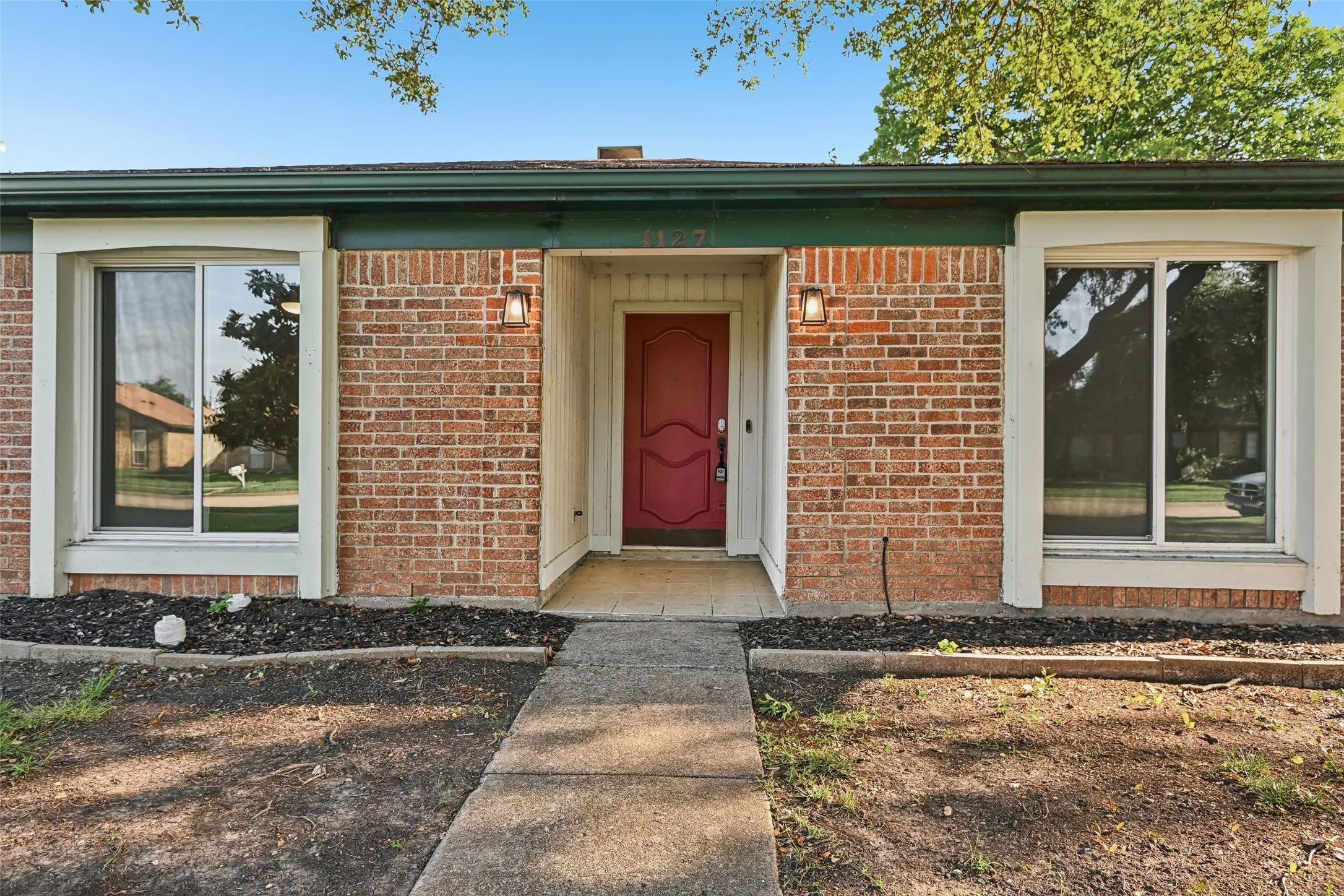 Single Family Residence For Sale in Dallas County , 1127 Southwestern Drive, Richardson, Texas 75081, 3 Bedroom, 2 Bathroom, 2 Garage spaces, 1,610 Sqft, built in 1978, Price $358,000, mls#21160566, Real Estate Agent in Richardson, Homes For Sale in Dallas county, Homes For Sale in Richardson, Realtor in Richardson Texas, Real Estate Brokerage Independent Realty Texas, Luminita Cordes Realtor