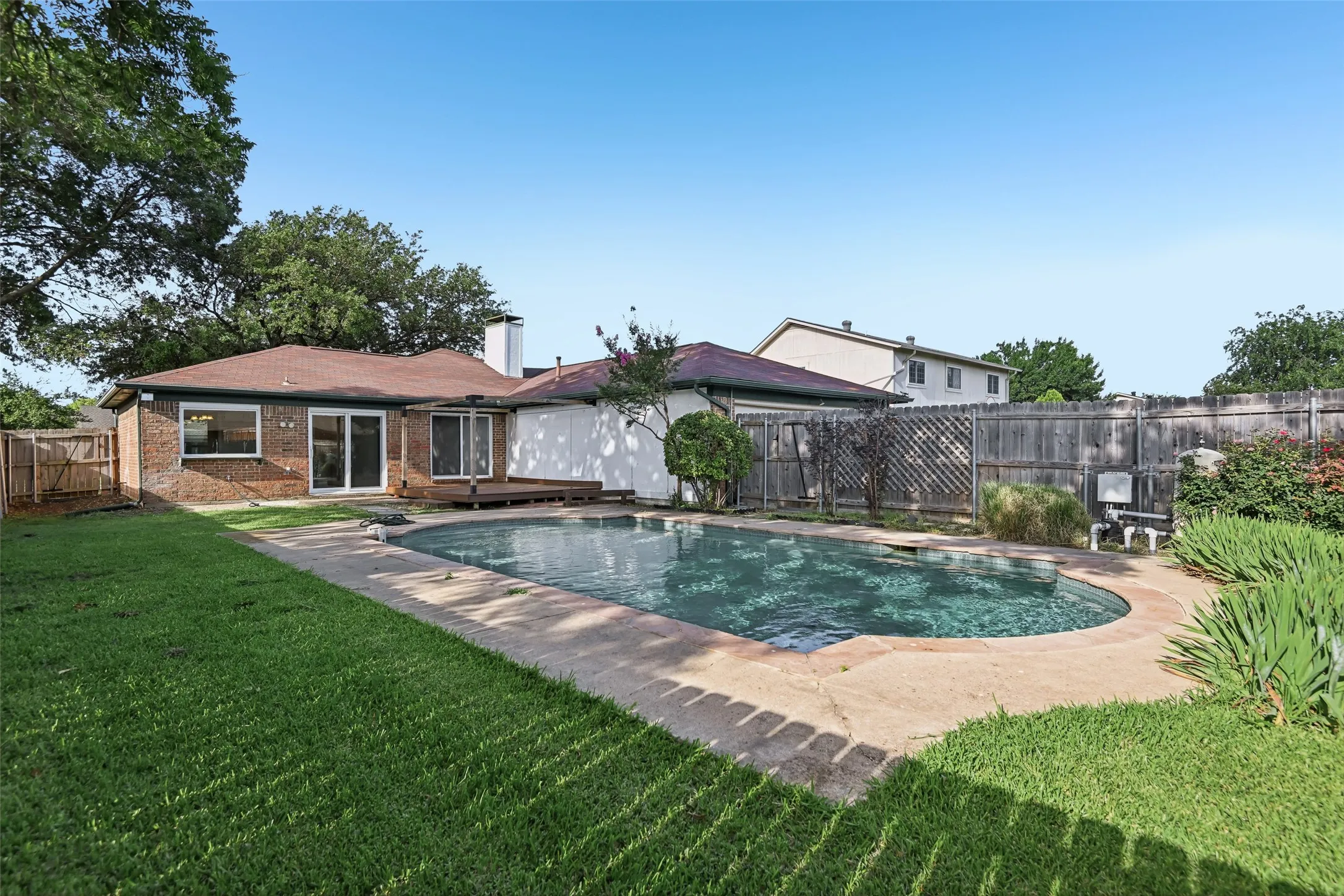 Single Family Residence For Sale in Dallas County , 1127 Southwestern Drive, Richardson, Texas 75081, 3 Bedroom, 2 Bathroom, 2 Garage spaces, 1,610 Sqft, built in 1978, Price $358,000, mls#21160566, Real Estate Agent in Richardson, Homes For Sale in Dallas county, Homes For Sale in Richardson, Realtor in Richardson Texas, Real Estate Brokerage Independent Realty Texas, Luminita Cordes Realtor