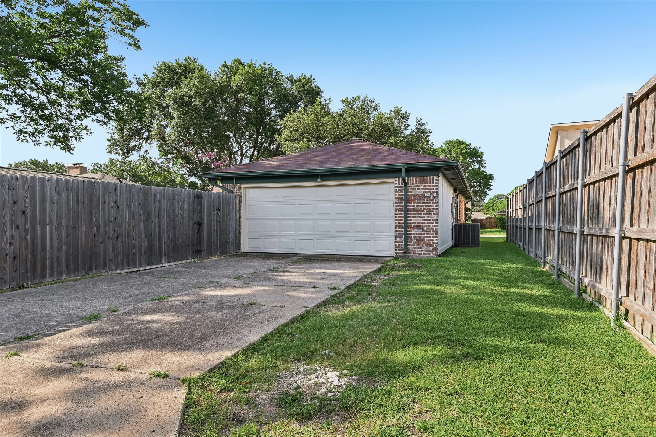 Single Family Residence For Sale in Dallas County , 1127 Southwestern Drive, Richardson, Texas 75081, 3 Bedroom, 2 Bathroom, 2 Garage spaces, 1,610 Sqft, built in 1978, Price $358,000, mls#21160566, Real Estate Agent in Richardson, Homes For Sale in Dallas county, Homes For Sale in Richardson, Realtor in Richardson Texas, Real Estate Brokerage Independent Realty Texas, Luminita Cordes Realtor