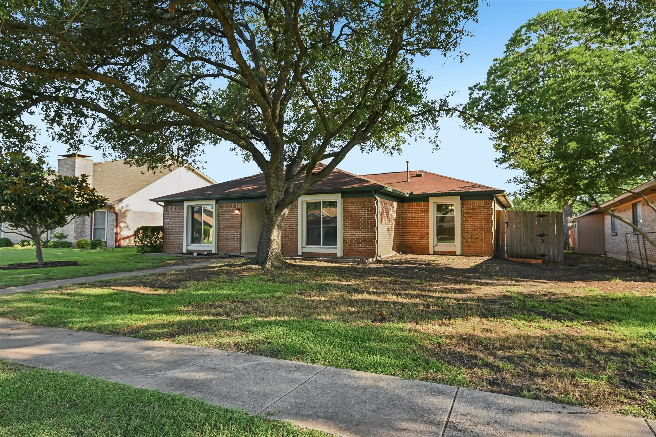 Single Family Residence For Sale in Dallas County , 1127 Southwestern Drive, Richardson, Texas 75081, 3 Bedroom, 2 Bathroom, 2 Garage spaces, 1,610 Sqft, built in 1978, Price $358,000, mls#21160566, Real Estate Agent in Richardson, Homes For Sale in Dallas county, Homes For Sale in Richardson, Realtor in Richardson Texas, Real Estate Brokerage Independent Realty Texas, Luminita Cordes Realtor