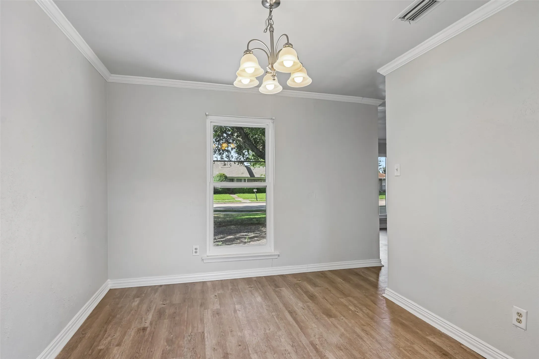 Single Family Residence For Sale in Dallas County , 1127 Southwestern Drive, Richardson, Texas 75081, 3 Bedroom, 2 Bathroom, 2 Garage spaces, 1,610 Sqft, built in 1978, Price $358,000, mls#21160566, Real Estate Agent in Richardson, Homes For Sale in Dallas county, Homes For Sale in Richardson, Realtor in Richardson Texas, Real Estate Brokerage Independent Realty Texas, Luminita Cordes Realtor