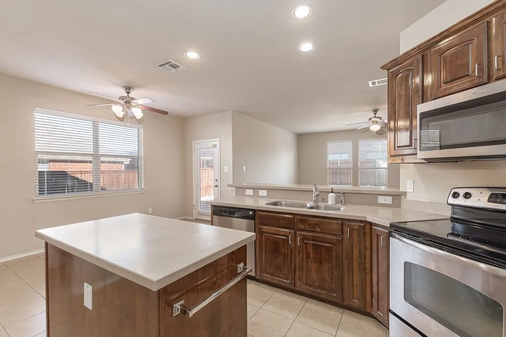 Single Family Residence For Sale in Hunt County , 6811 Gamecock Court, Greenville, Texas 75402, 4 Bedroom, 3 Bathroom, 2 Garage spaces, 2,671 Sqft, built in 2012, Preowned, mls#21155037, Real Estate Agent in Greenville, Homes For Sale in Hunt county, Homes For Sale in Greenville, Realtor in Greenville Texas, Real Estate Brokerage Independent Realty Texas, Luminita Cordes Realtor