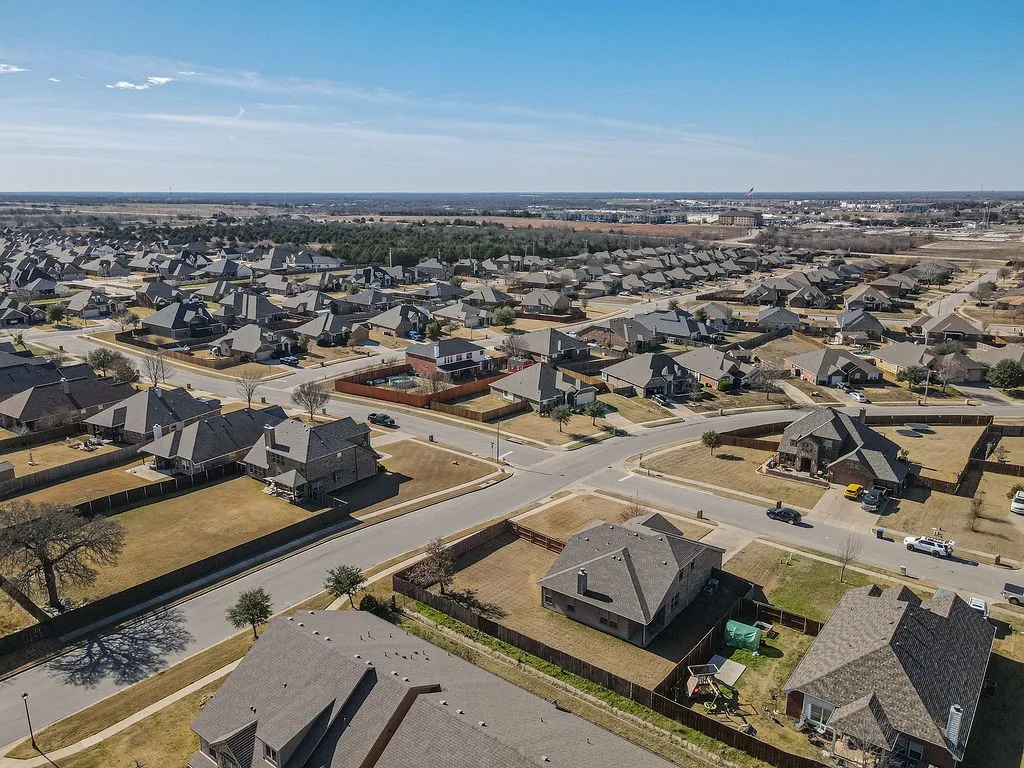 Single Family Residence For Sale in Hunt County , 6811 Gamecock Court, Greenville, Texas 75402, 4 Bedroom, 3 Bathroom, 2 Garage spaces, 2,671 Sqft, built in 2012, Preowned, mls#21155037, Real Estate Agent in Greenville, Homes For Sale in Hunt county, Homes For Sale in Greenville, Realtor in Greenville Texas, Real Estate Brokerage Independent Realty Texas, Luminita Cordes Realtor