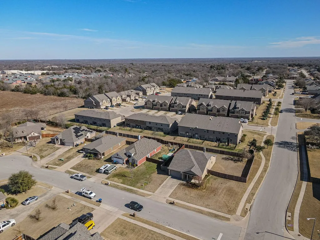 Single Family Residence For Sale in Hunt County , 6811 Gamecock Court, Greenville, Texas 75402, 4 Bedroom, 3 Bathroom, 2 Garage spaces, 2,671 Sqft, built in 2012, Preowned, mls#21155037, Real Estate Agent in Greenville, Homes For Sale in Hunt county, Homes For Sale in Greenville, Realtor in Greenville Texas, Real Estate Brokerage Independent Realty Texas, Luminita Cordes Realtor