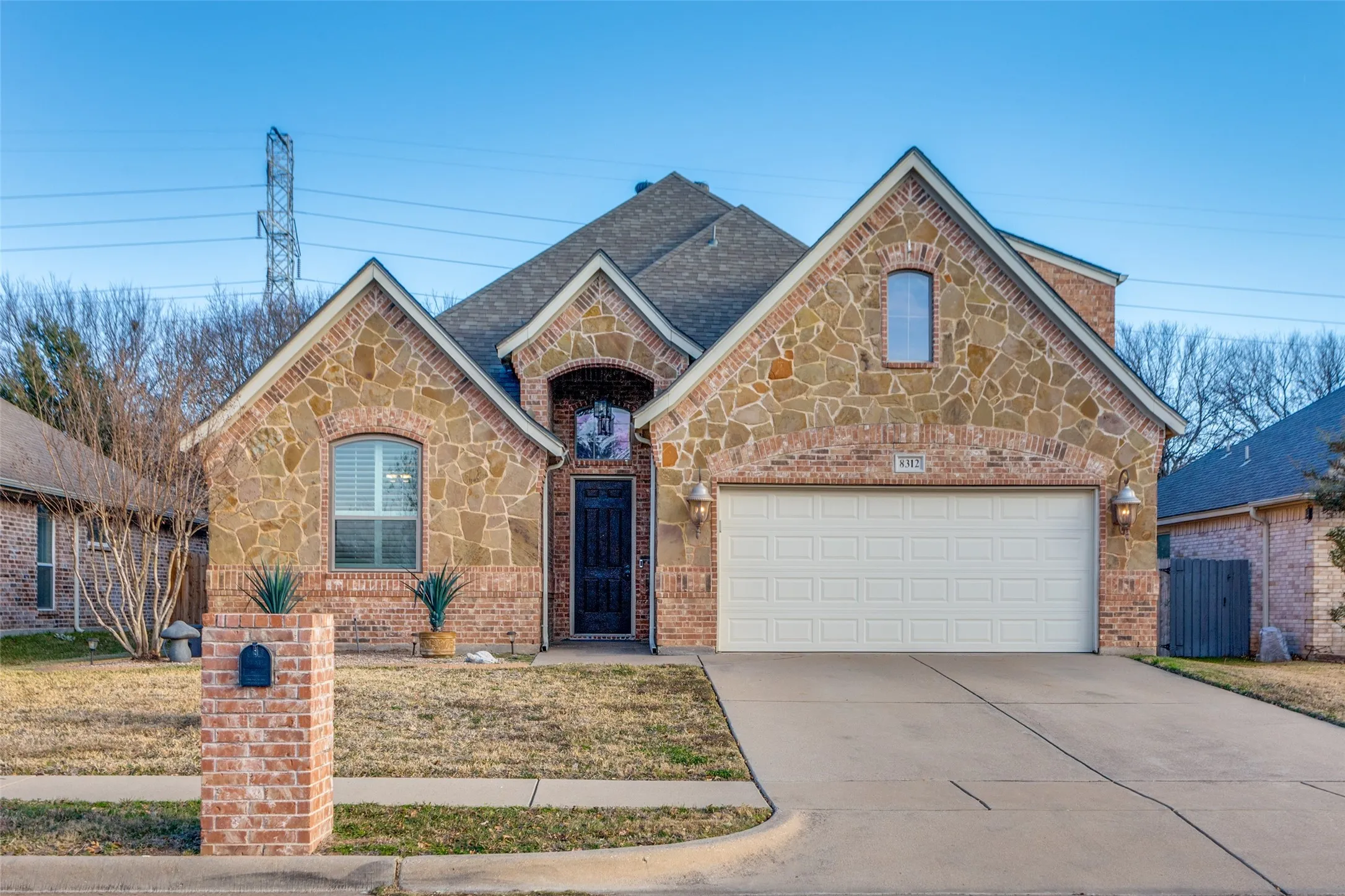 Single Family Residence For Sale in Tarrant County , 8312 Teja Trail, Benbrook, Texas 76126, 3 Bedroom, 3 Bathroom, 2 Garage spaces, 2,503 Sqft, built in 2005, Preowned, mls#21160513, Real Estate Agent in Benbrook, Homes For Sale in Tarrant county, Homes For Sale in Benbrook, Realtor in Benbrook Texas, Real Estate Brokerage Independent Realty Texas, Luminita Cordes Realtor