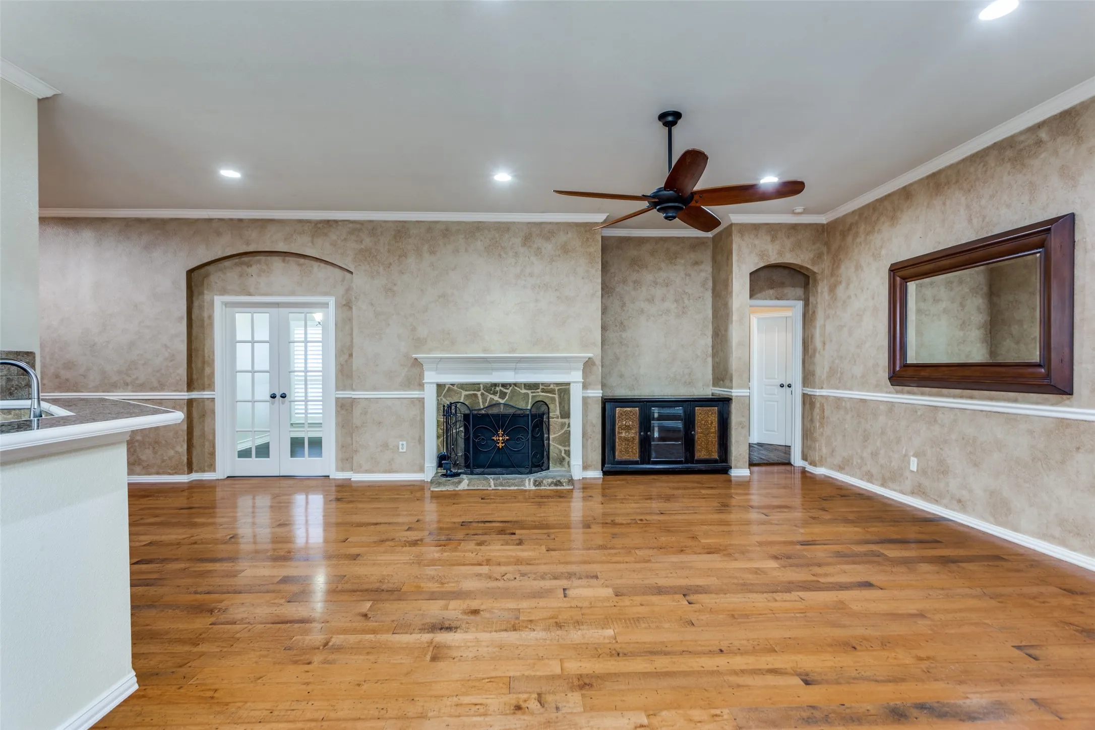 Single Family Residence For Sale in Tarrant County , 8312 Teja Trail, Benbrook, Texas 76126, 3 Bedroom, 3 Bathroom, 2 Garage spaces, 2,503 Sqft, built in 2005, Preowned, mls#21160513, Real Estate Agent in Benbrook, Homes For Sale in Tarrant county, Homes For Sale in Benbrook, Realtor in Benbrook Texas, Real Estate Brokerage Independent Realty Texas, Luminita Cordes Realtor