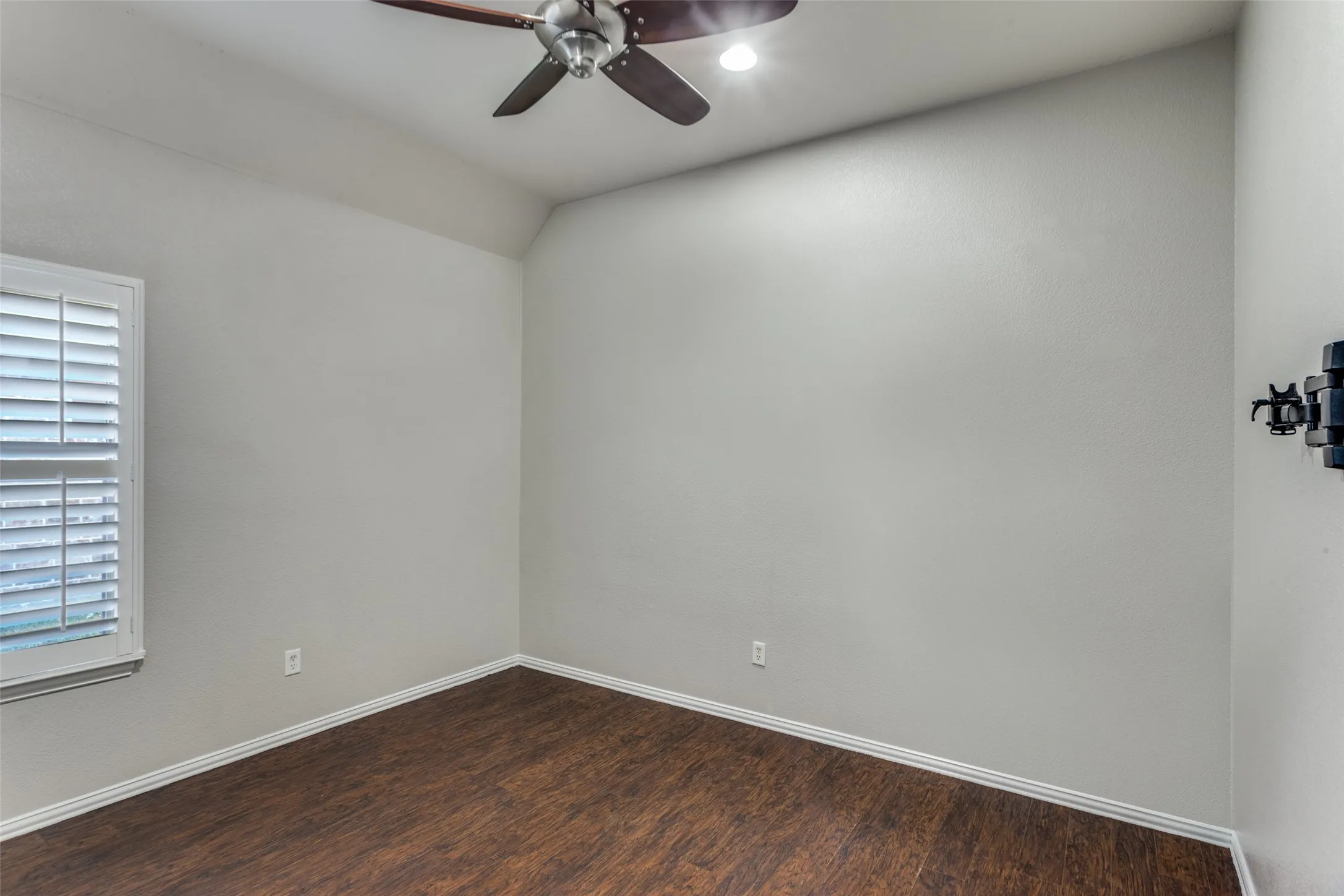 Single Family Residence For Sale in Tarrant County , 8312 Teja Trail, Benbrook, Texas 76126, 3 Bedroom, 3 Bathroom, 2 Garage spaces, 2,503 Sqft, built in 2005, Preowned, mls#21160513, Real Estate Agent in Benbrook, Homes For Sale in Tarrant county, Homes For Sale in Benbrook, Realtor in Benbrook Texas, Real Estate Brokerage Independent Realty Texas, Luminita Cordes Realtor