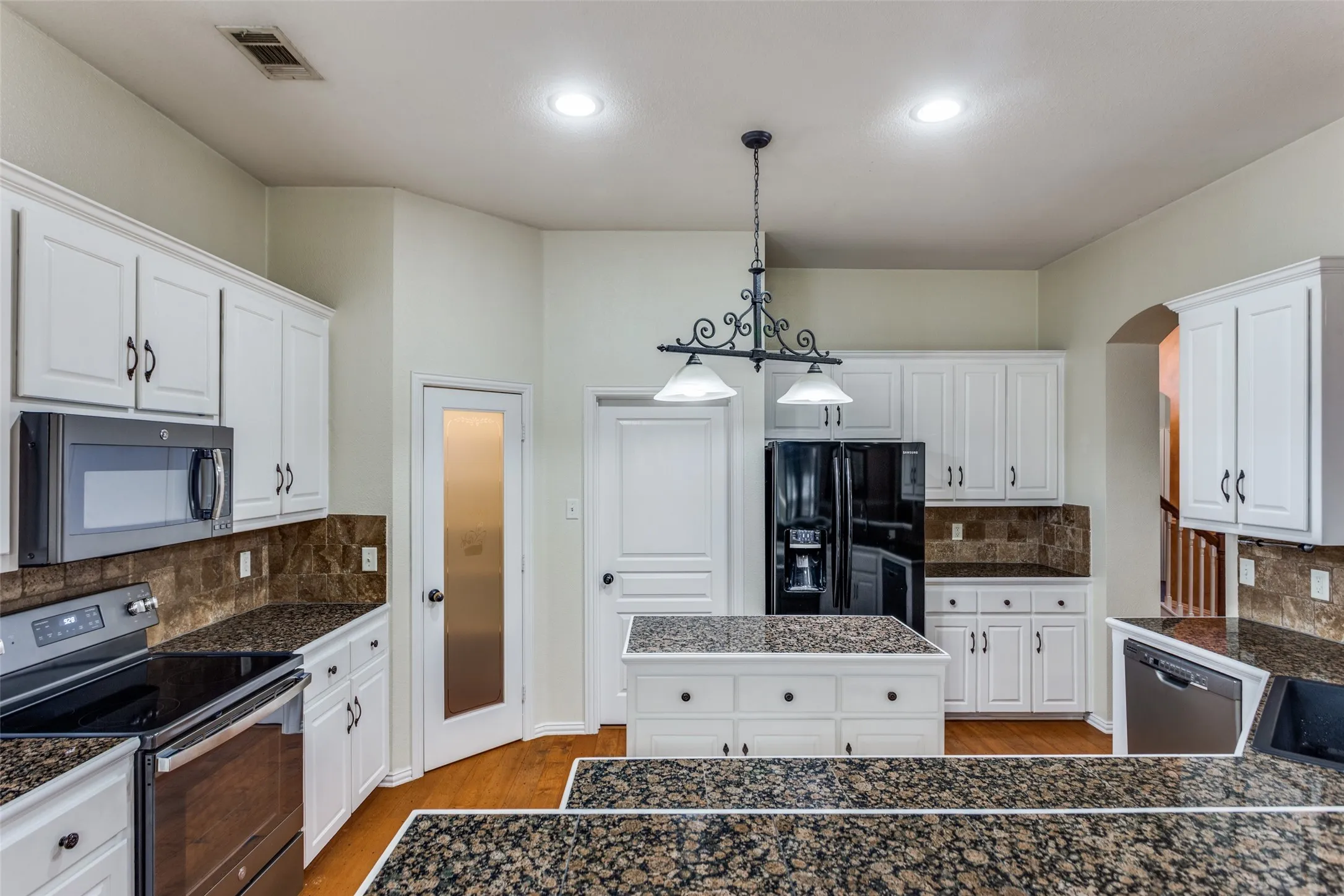 Single Family Residence For Sale in Tarrant County , 8312 Teja Trail, Benbrook, Texas 76126, 3 Bedroom, 3 Bathroom, 2 Garage spaces, 2,503 Sqft, built in 2005, Preowned, mls#21160513, Real Estate Agent in Benbrook, Homes For Sale in Tarrant county, Homes For Sale in Benbrook, Realtor in Benbrook Texas, Real Estate Brokerage Independent Realty Texas, Luminita Cordes Realtor