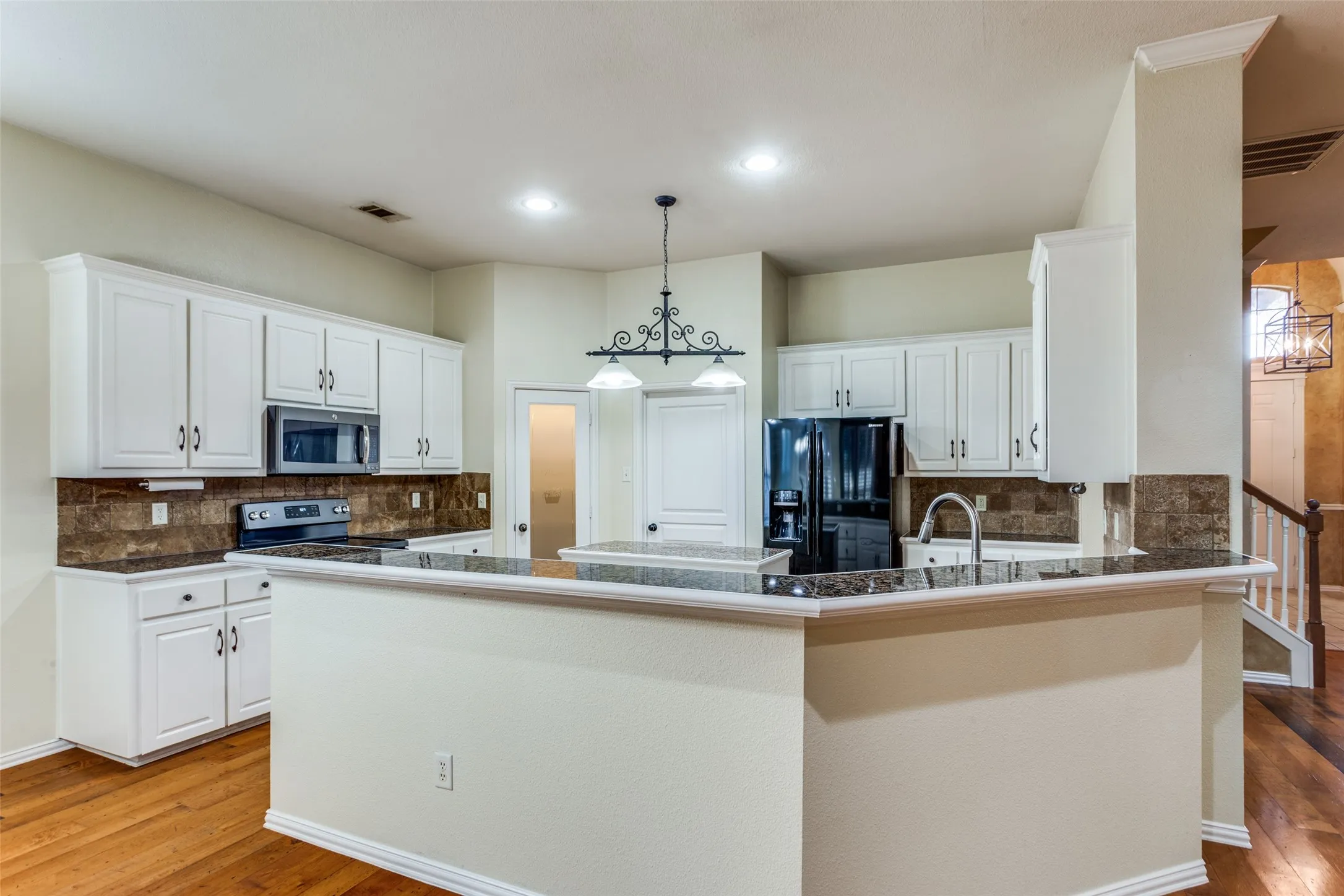 Single Family Residence For Sale in Tarrant County , 8312 Teja Trail, Benbrook, Texas 76126, 3 Bedroom, 3 Bathroom, 2 Garage spaces, 2,503 Sqft, built in 2005, Preowned, mls#21160513, Real Estate Agent in Benbrook, Homes For Sale in Tarrant county, Homes For Sale in Benbrook, Realtor in Benbrook Texas, Real Estate Brokerage Independent Realty Texas, Luminita Cordes Realtor