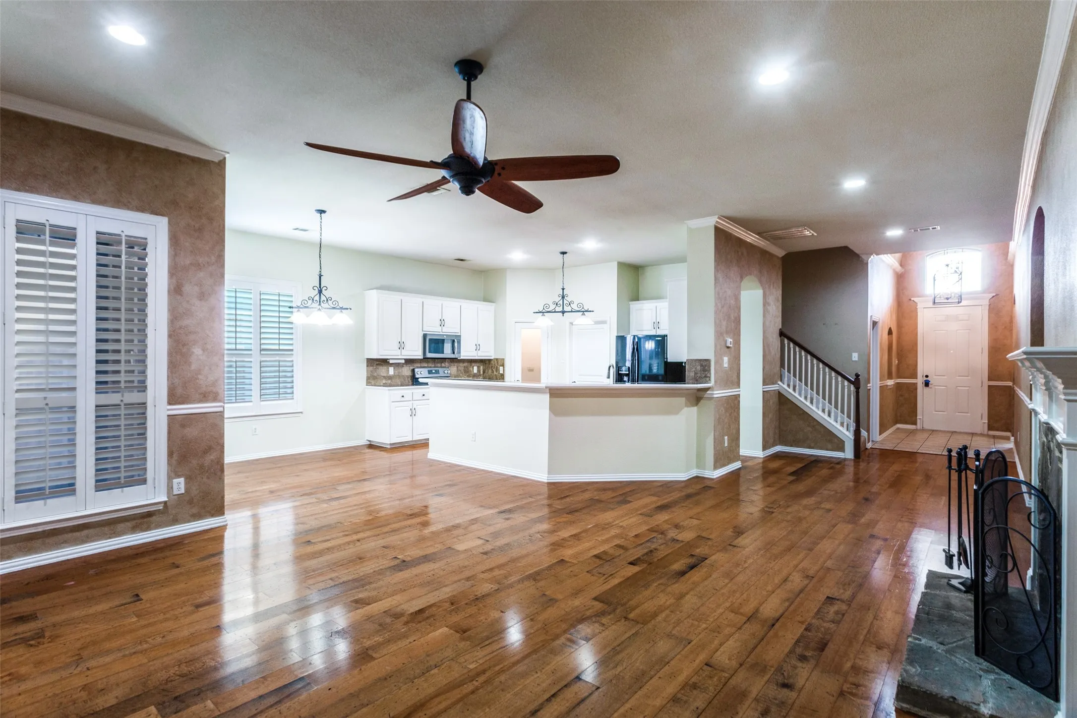 Single Family Residence For Sale in Tarrant County , 8312 Teja Trail, Benbrook, Texas 76126, 3 Bedroom, 3 Bathroom, 2 Garage spaces, 2,503 Sqft, built in 2005, Preowned, mls#21160513, Real Estate Agent in Benbrook, Homes For Sale in Tarrant county, Homes For Sale in Benbrook, Realtor in Benbrook Texas, Real Estate Brokerage Independent Realty Texas, Luminita Cordes Realtor