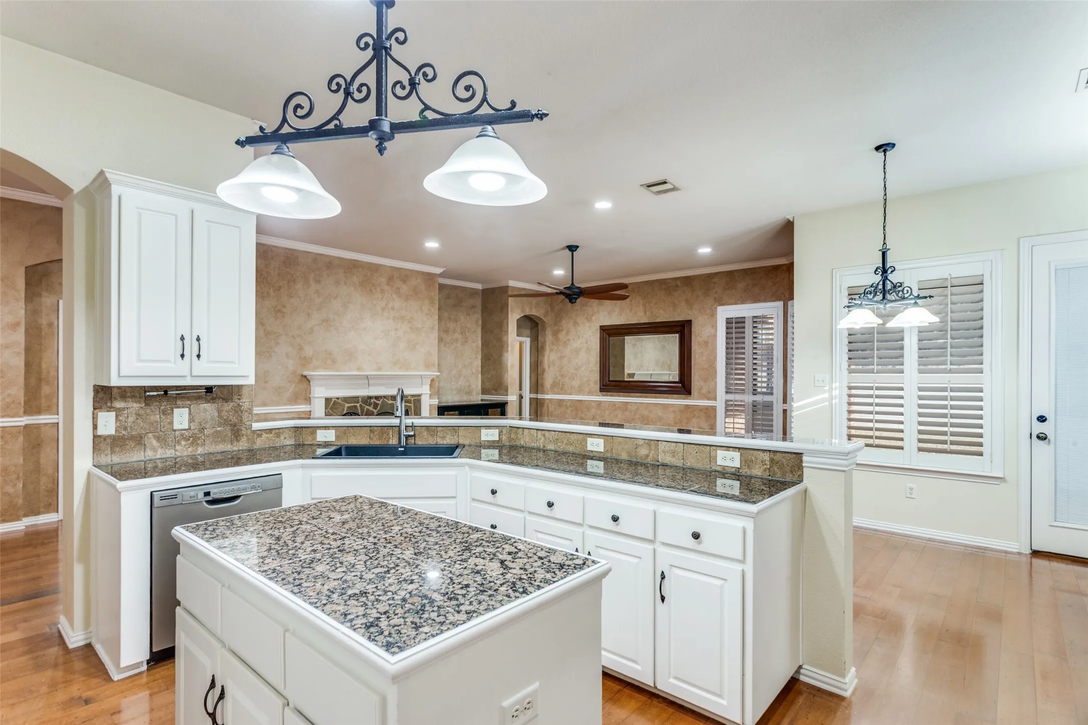 Single Family Residence For Sale in Tarrant County , 8312 Teja Trail, Benbrook, Texas 76126, 3 Bedroom, 3 Bathroom, 2 Garage spaces, 2,503 Sqft, built in 2005, Preowned, mls#21160513, Real Estate Agent in Benbrook, Homes For Sale in Tarrant county, Homes For Sale in Benbrook, Realtor in Benbrook Texas, Real Estate Brokerage Independent Realty Texas, Luminita Cordes Realtor