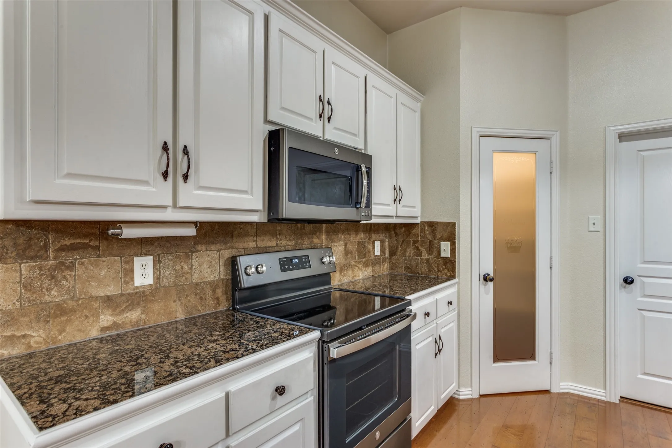 Single Family Residence For Sale in Tarrant County , 8312 Teja Trail, Benbrook, Texas 76126, 3 Bedroom, 3 Bathroom, 2 Garage spaces, 2,503 Sqft, built in 2005, Preowned, mls#21160513, Real Estate Agent in Benbrook, Homes For Sale in Tarrant county, Homes For Sale in Benbrook, Realtor in Benbrook Texas, Real Estate Brokerage Independent Realty Texas, Luminita Cordes Realtor