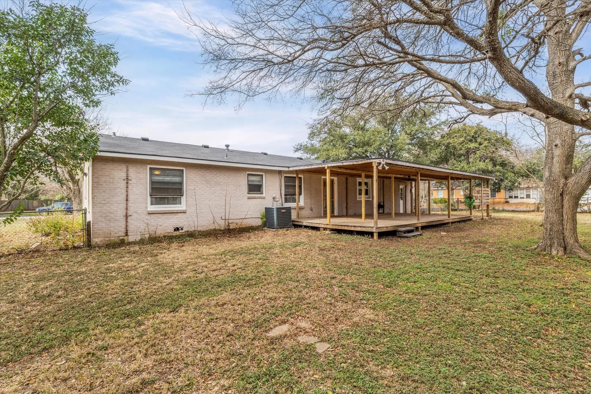 Single Family Residence For Sale in Mc Lennan County , 351 Santa Fe Drive, Woodway, Texas 76712, 3 Bedroom, 2 Bathroom, 1 Garage spaces, 1,588 Sqft, built in 1954, Preowned, mls#21158172, Real Estate Agent in Woodway, Homes For Sale in Mc Lennan county, Homes For Sale in Woodway, Realtor in Woodway Texas, Real Estate Brokerage Independent Realty Texas, Luminita Cordes Realtor