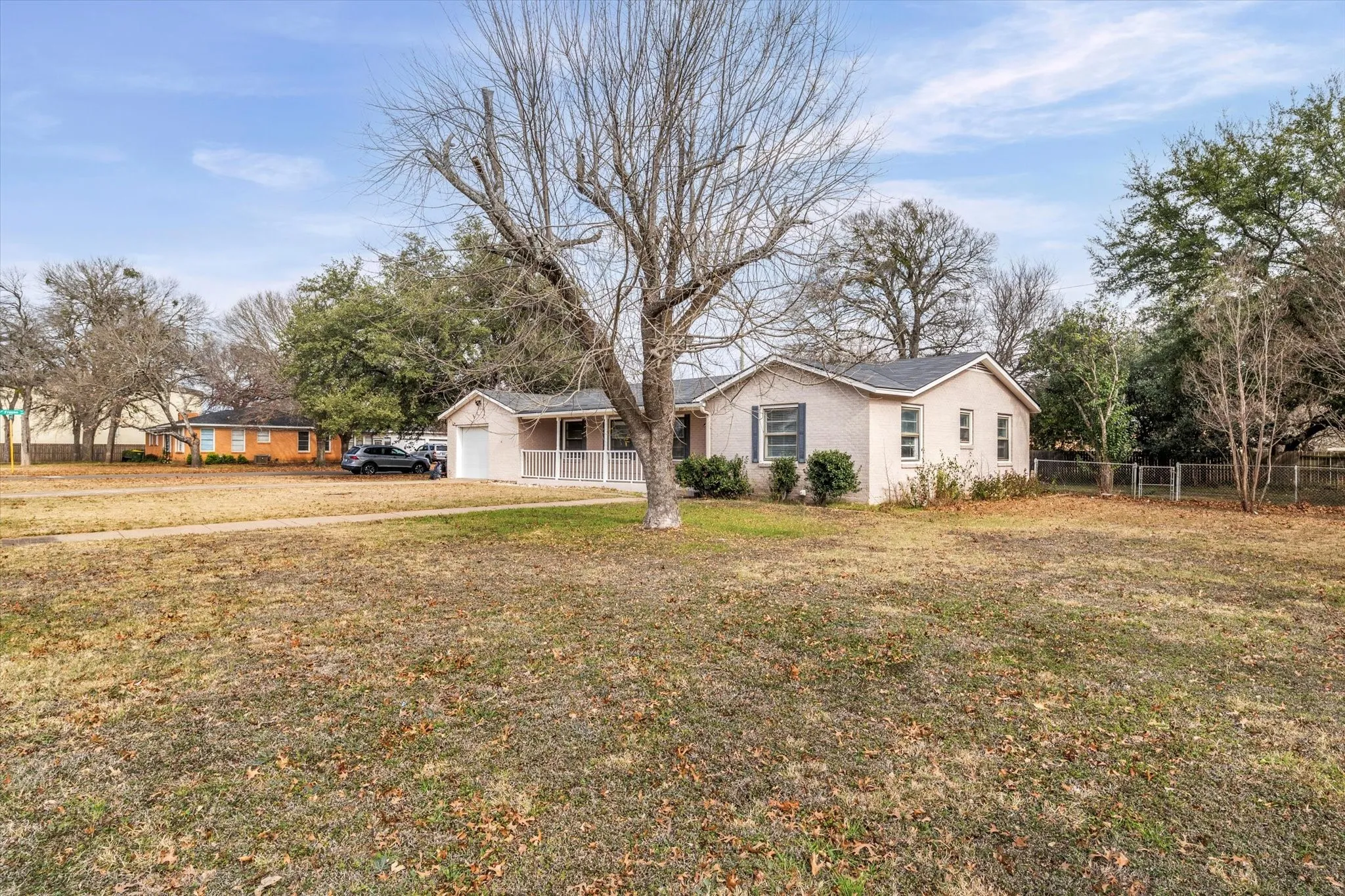 Single Family Residence For Sale in Mc Lennan County , 351 Santa Fe Drive, Woodway, Texas 76712, 3 Bedroom, 2 Bathroom, 1 Garage spaces, 1,588 Sqft, built in 1954, Preowned, mls#21158172, Real Estate Agent in Woodway, Homes For Sale in Mc Lennan county, Homes For Sale in Woodway, Realtor in Woodway Texas, Real Estate Brokerage Independent Realty Texas, Luminita Cordes Realtor