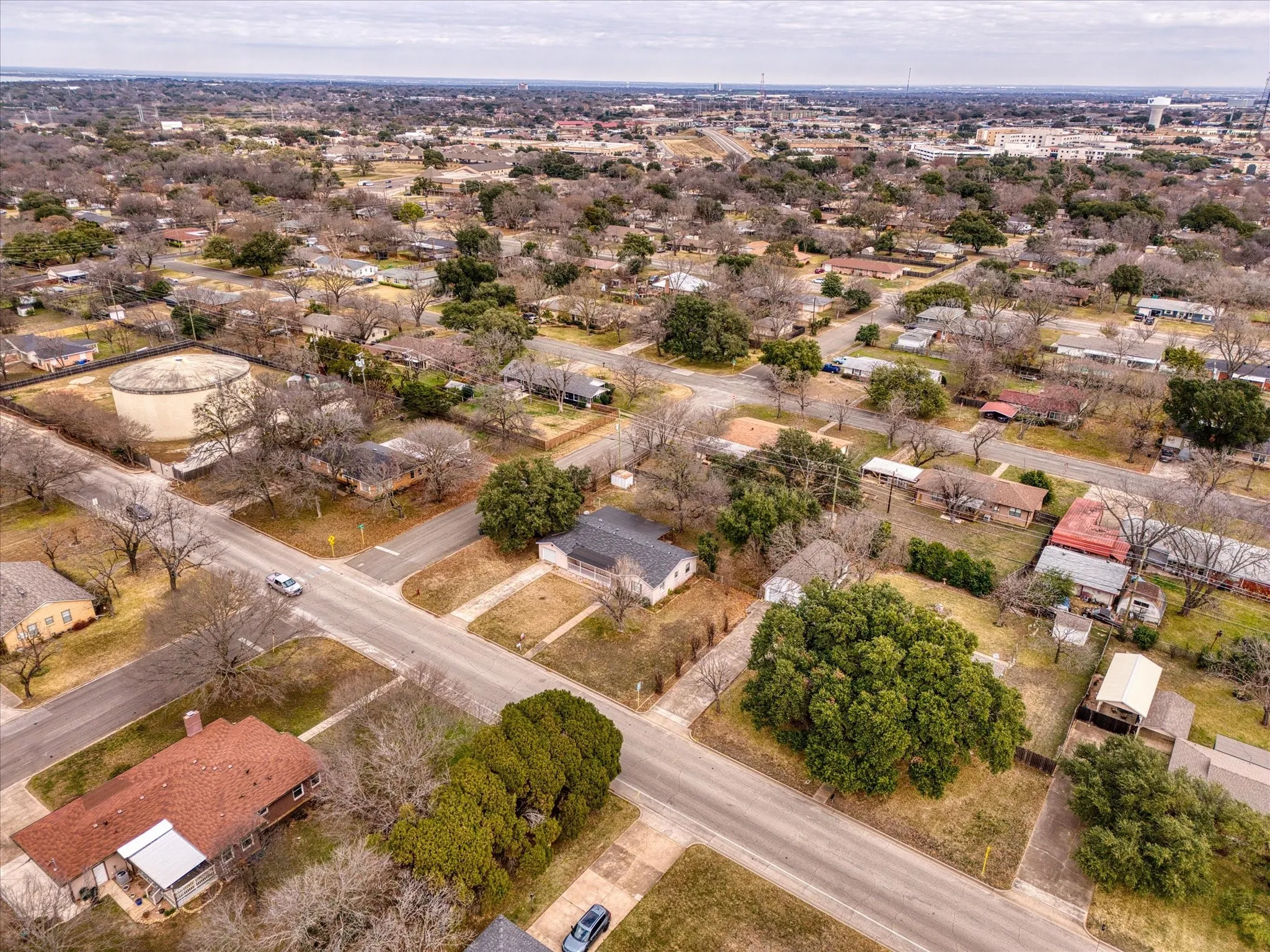 Single Family Residence For Sale in Mc Lennan County , 351 Santa Fe Drive, Woodway, Texas 76712, 3 Bedroom, 2 Bathroom, 1 Garage spaces, 1,588 Sqft, built in 1954, Preowned, mls#21158172, Real Estate Agent in Woodway, Homes For Sale in Mc Lennan county, Homes For Sale in Woodway, Realtor in Woodway Texas, Real Estate Brokerage Independent Realty Texas, Luminita Cordes Realtor