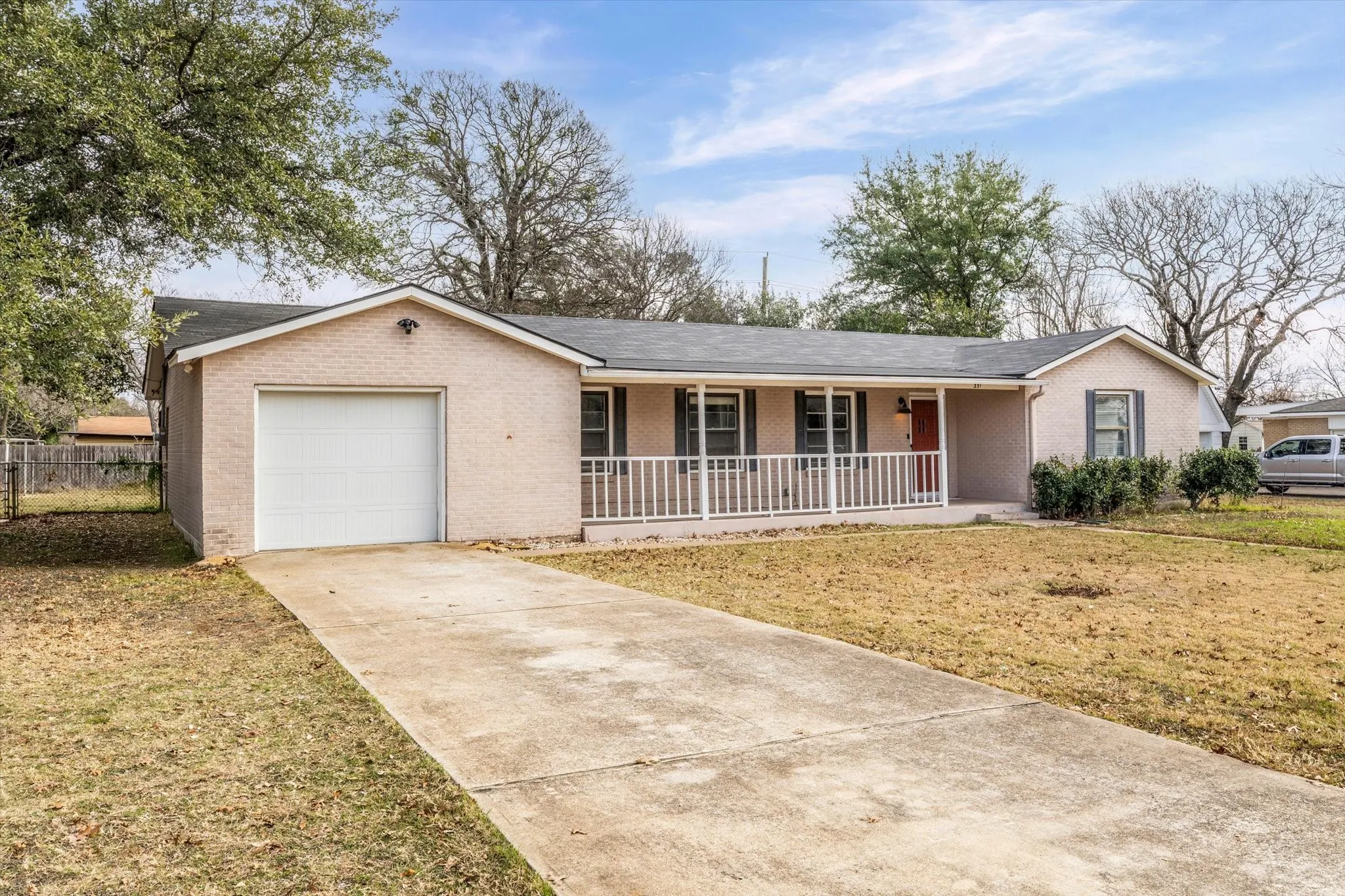 Single Family Residence For Sale in Mc Lennan County , 351 Santa Fe Drive, Woodway, Texas 76712, 3 Bedroom, 2 Bathroom, 1 Garage spaces, 1,588 Sqft, built in 1954, Preowned, mls#21158172, Real Estate Agent in Woodway, Homes For Sale in Mc Lennan county, Homes For Sale in Woodway, Realtor in Woodway Texas, Real Estate Brokerage Independent Realty Texas, Luminita Cordes Realtor