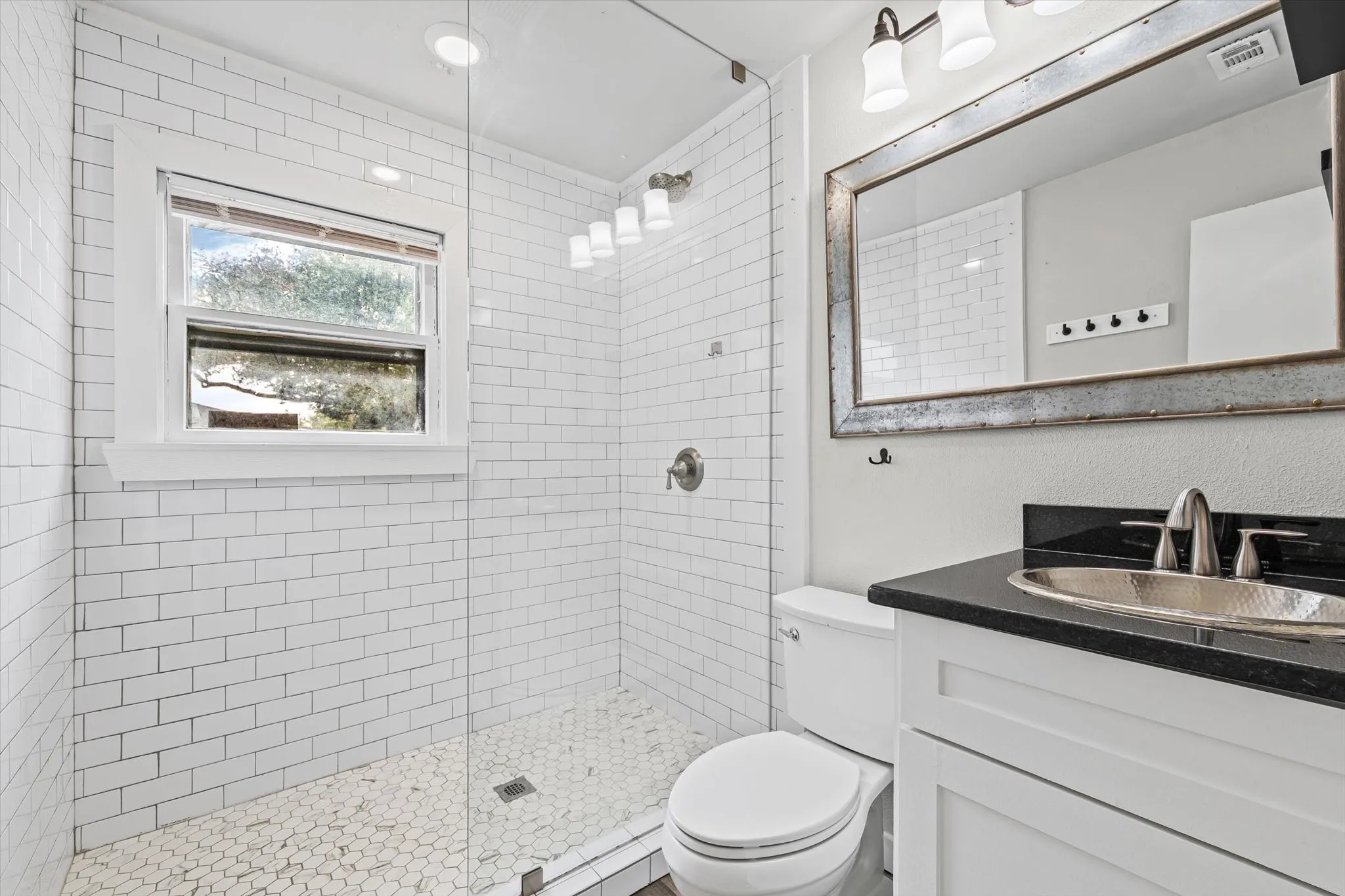 Single Family Residence For Sale in Mc Lennan County , 351 Santa Fe Drive, Woodway, Texas 76712, 3 Bedroom, 2 Bathroom, 1 Garage spaces, 1,588 Sqft, built in 1954, Preowned, mls#21158172, Real Estate Agent in Woodway, Homes For Sale in Mc Lennan county, Homes For Sale in Woodway, Realtor in Woodway Texas, Real Estate Brokerage Independent Realty Texas, Luminita Cordes Realtor