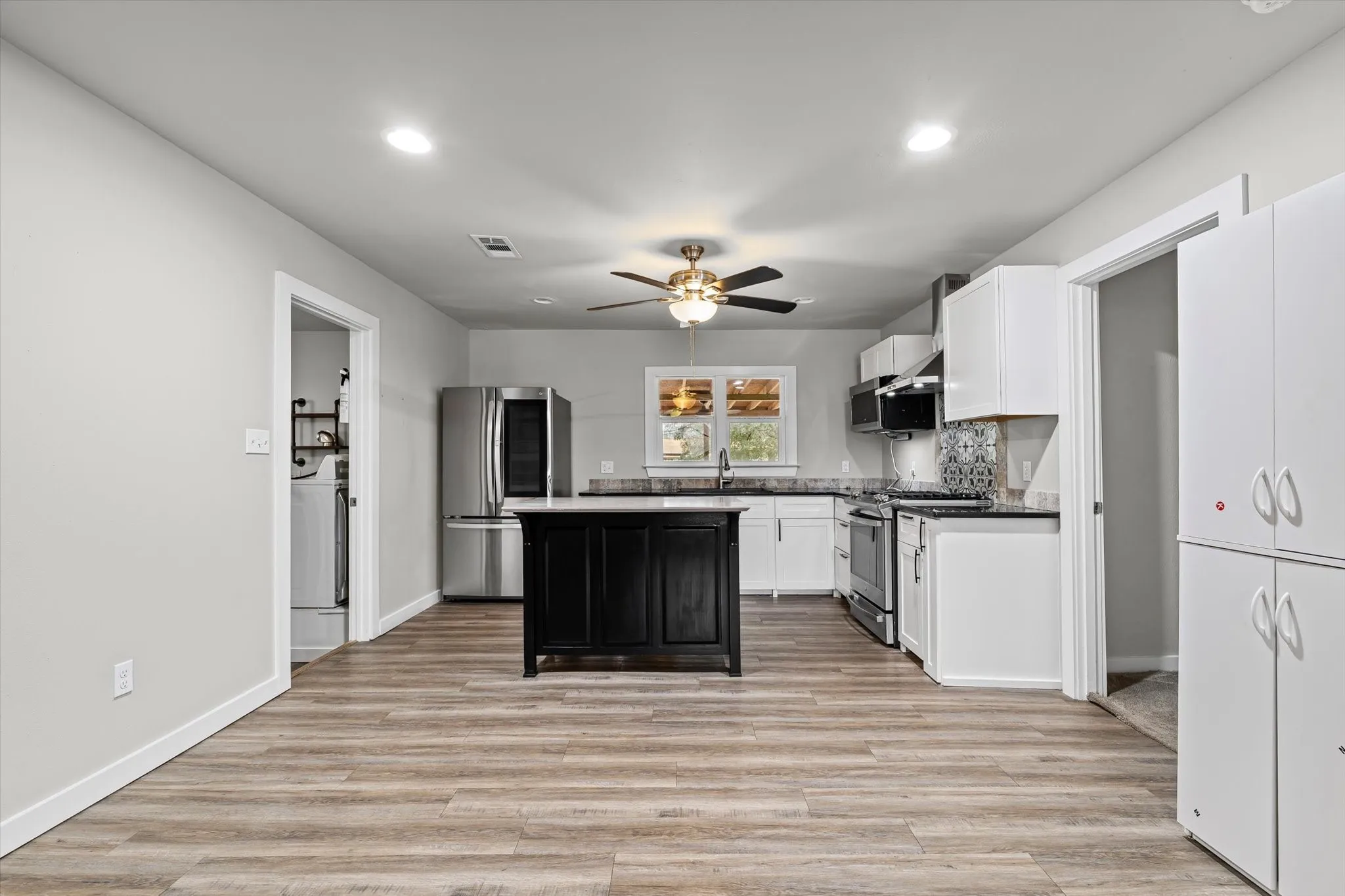Single Family Residence For Sale in Mc Lennan County , 351 Santa Fe Drive, Woodway, Texas 76712, 3 Bedroom, 2 Bathroom, 1 Garage spaces, 1,588 Sqft, built in 1954, Preowned, mls#21158172, Real Estate Agent in Woodway, Homes For Sale in Mc Lennan county, Homes For Sale in Woodway, Realtor in Woodway Texas, Real Estate Brokerage Independent Realty Texas, Luminita Cordes Realtor
