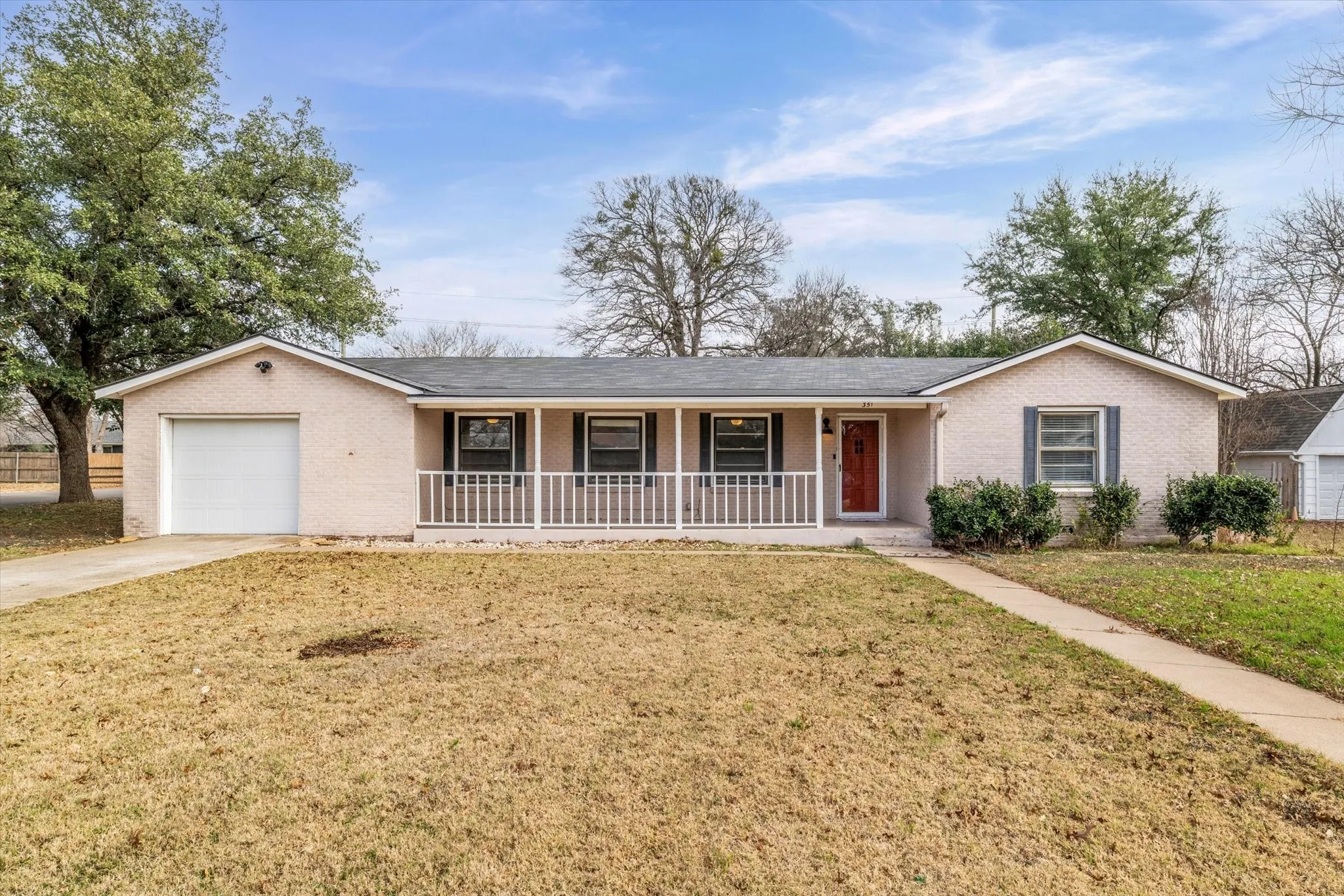 Single Family Residence For Sale in Mc Lennan County , 351 Santa Fe Drive, Woodway, Texas 76712, 3 Bedroom, 2 Bathroom, 1 Garage spaces, 1,588 Sqft, built in 1954, Preowned, mls#21158172, Real Estate Agent in Woodway, Homes For Sale in Mc Lennan county, Homes For Sale in Woodway, Realtor in Woodway Texas, Real Estate Brokerage Independent Realty Texas, Luminita Cordes Realtor