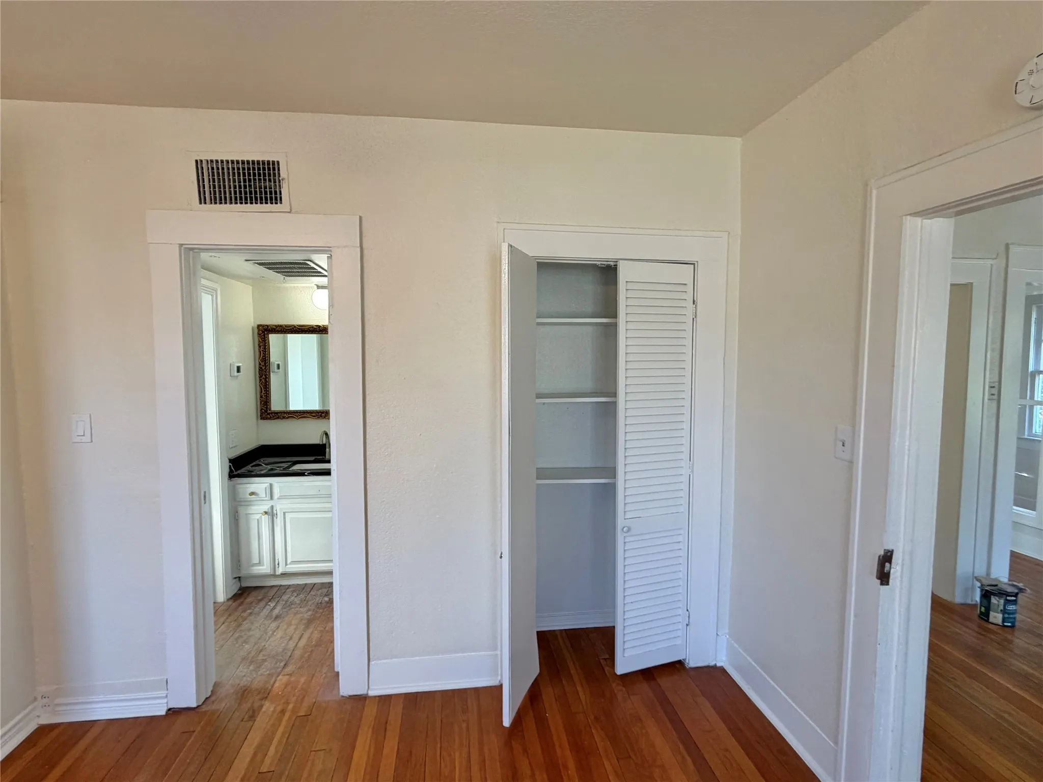Duplex For Rent in Dallas County , 4039 Roswell Street, Dallas, Texas 75219, 1 Bedroom, 1 Bathroom, Garage spaces, 900 Sqft, built in 1924, Preowned, mls#21160693, Real Estate Agent in Dallas, Homes For Rent in Dallas county, Homes For Rent in Dallas, Realtor in Dallas Texas, Real Estate Brokerage Independent Realty Texas, Luminita Cordes Realtor