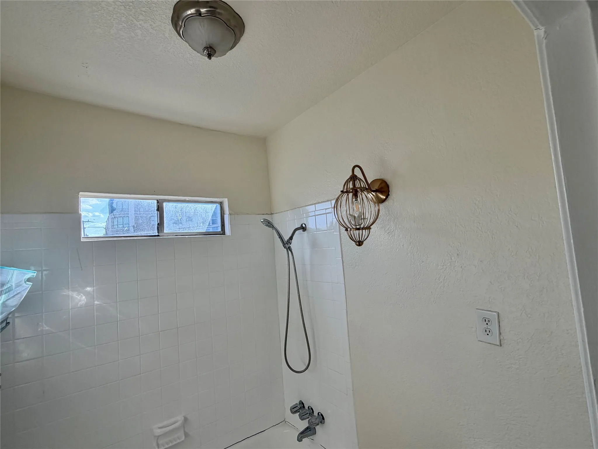 Duplex For Rent in Dallas County , 4039 Roswell Street, Dallas, Texas 75219, 1 Bedroom, 1 Bathroom, Garage spaces, 900 Sqft, built in 1924, Preowned, mls#21160693, Real Estate Agent in Dallas, Homes For Rent in Dallas county, Homes For Rent in Dallas, Realtor in Dallas Texas, Real Estate Brokerage Independent Realty Texas, Luminita Cordes Realtor