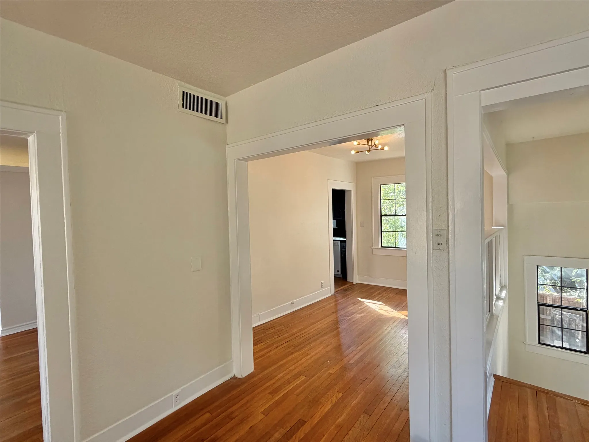 Duplex For Rent in Dallas County , 4039 Roswell Street, Dallas, Texas 75219, 1 Bedroom, 1 Bathroom, Garage spaces, 900 Sqft, built in 1924, Preowned, mls#21160693, Real Estate Agent in Dallas, Homes For Rent in Dallas county, Homes For Rent in Dallas, Realtor in Dallas Texas, Real Estate Brokerage Independent Realty Texas, Luminita Cordes Realtor