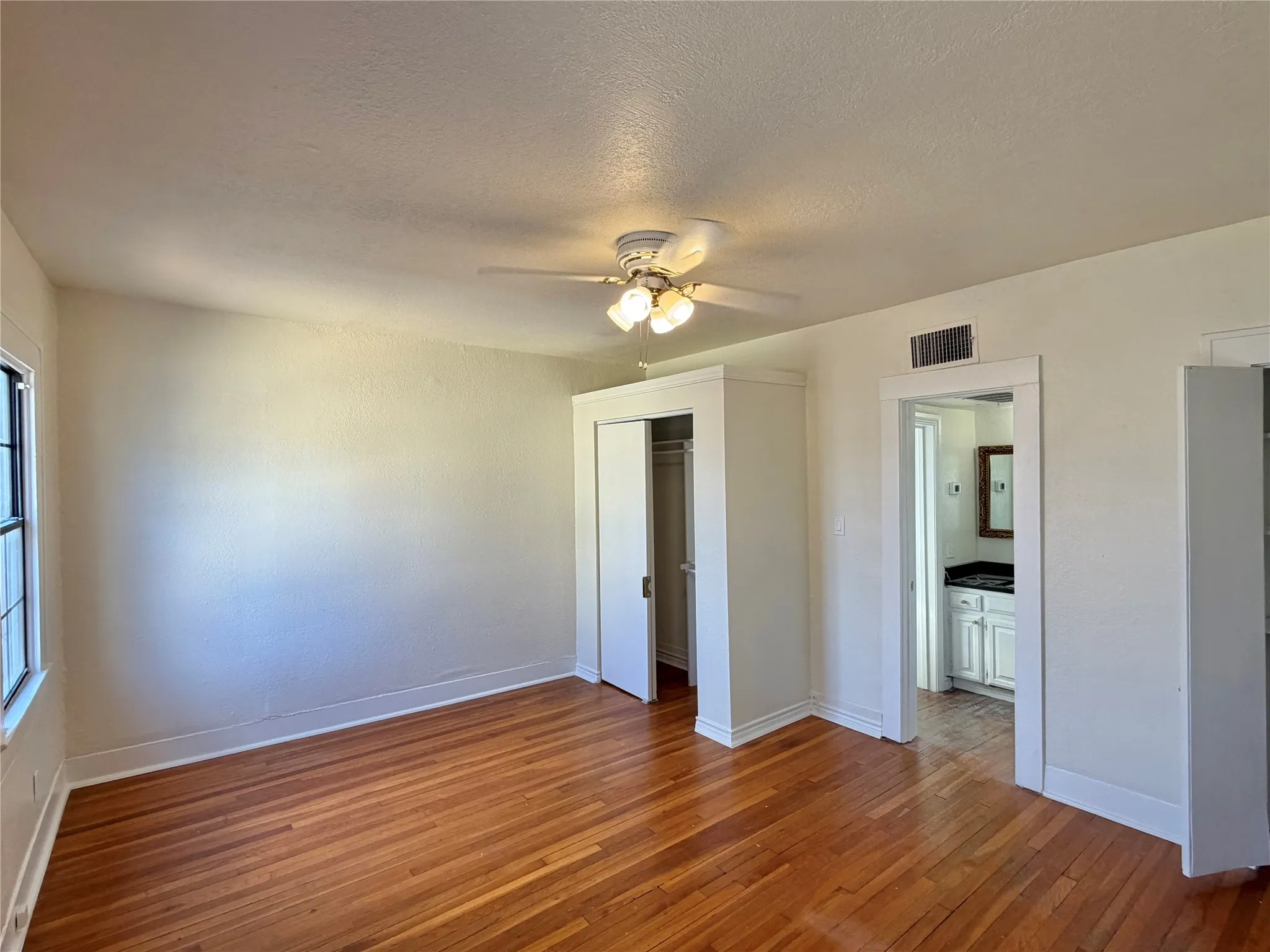 Duplex For Rent in Dallas County , 4039 Roswell Street, Dallas, Texas 75219, 1 Bedroom, 1 Bathroom, Garage spaces, 900 Sqft, built in 1924, Preowned, mls#21160693, Real Estate Agent in Dallas, Homes For Rent in Dallas county, Homes For Rent in Dallas, Realtor in Dallas Texas, Real Estate Brokerage Independent Realty Texas, Luminita Cordes Realtor