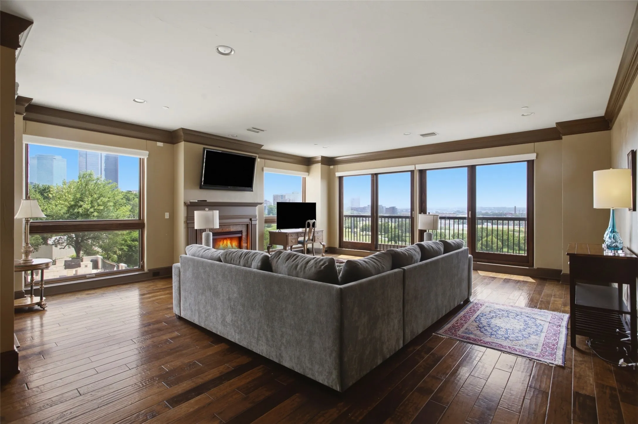 Condominium For Rent in Tarrant County , 501 Samuels Avenue 230, Fort Worth, Texas 76102, 3 Bedroom, 3 Bathroom, 2 Garage spaces, 2,716 Sqft, built in 2008, Preowned, mls#21155399, Real Estate Agent in Fort Worth, Homes For Rent in Tarrant county, Homes For Rent in Fort Worth, Realtor in Fort Worth Texas, Real Estate Brokerage Independent Realty Texas, Luminita Cordes Realtor
